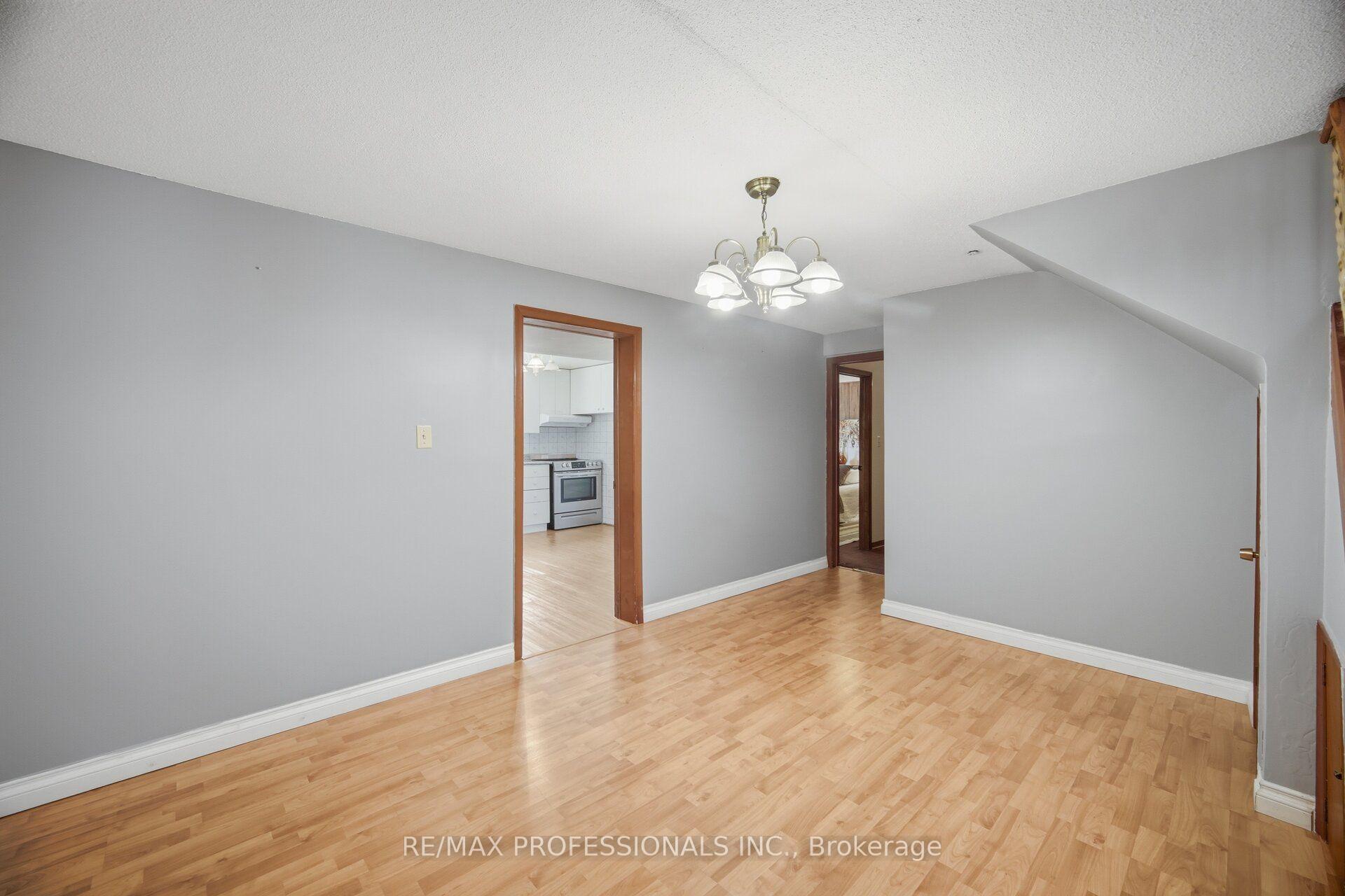 Photo 30 of 171 Regina Avenue, Toronto, Englemount-Lawrence — HOMEH