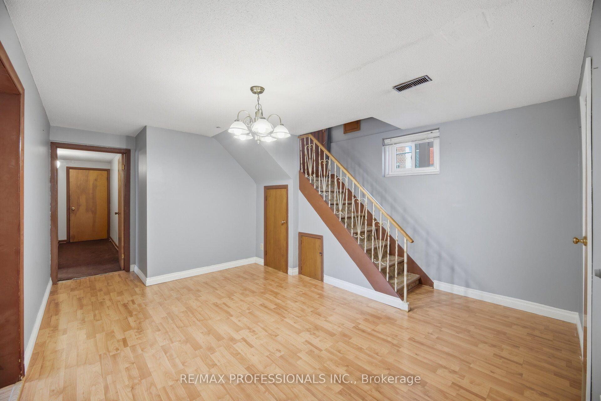 Photo 29 of 171 Regina Avenue, Toronto, Englemount-Lawrence — HOMEH
