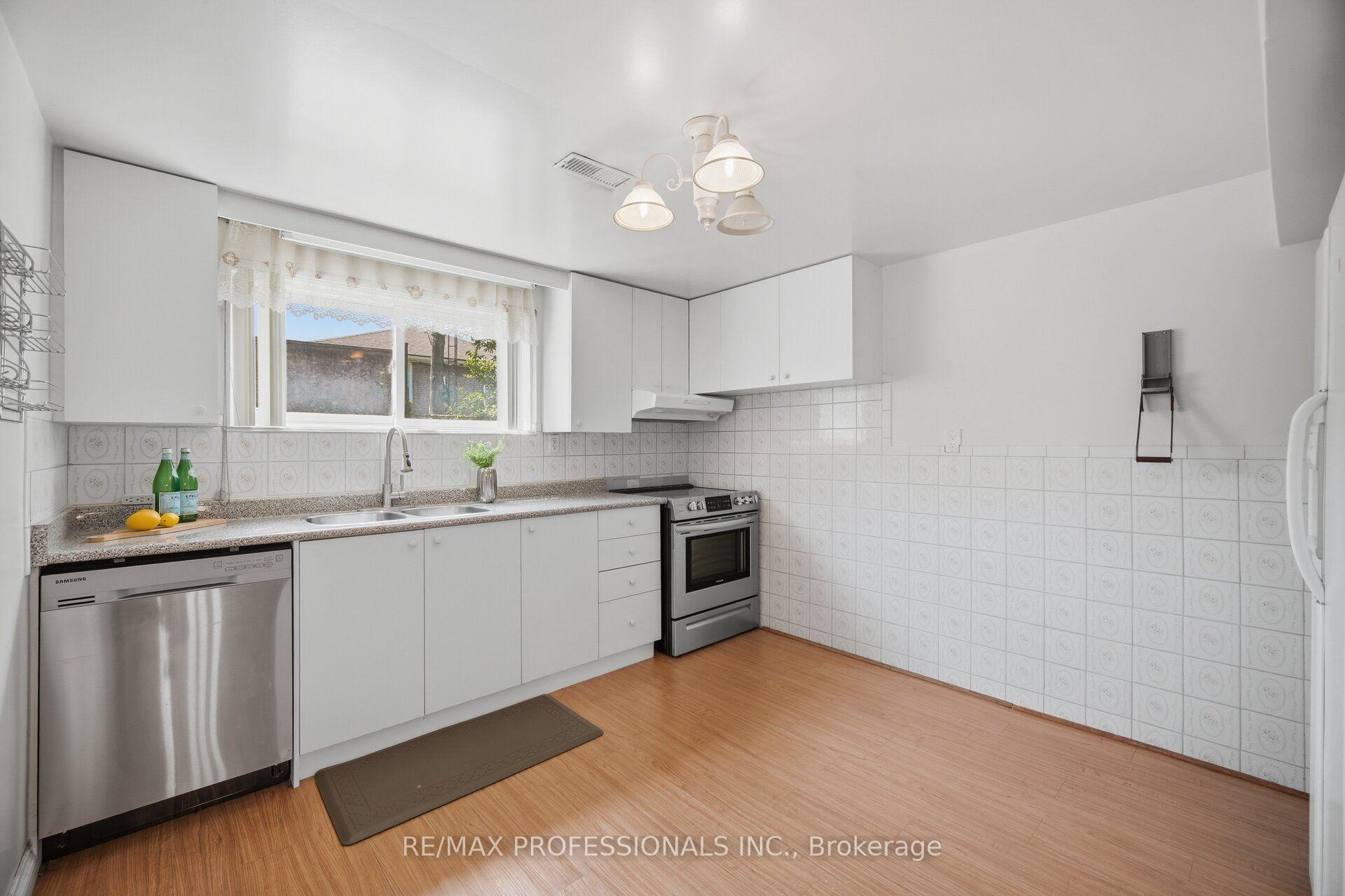 Photo 31 of 171 Regina Avenue, Toronto, Englemount-Lawrence — HOMEH