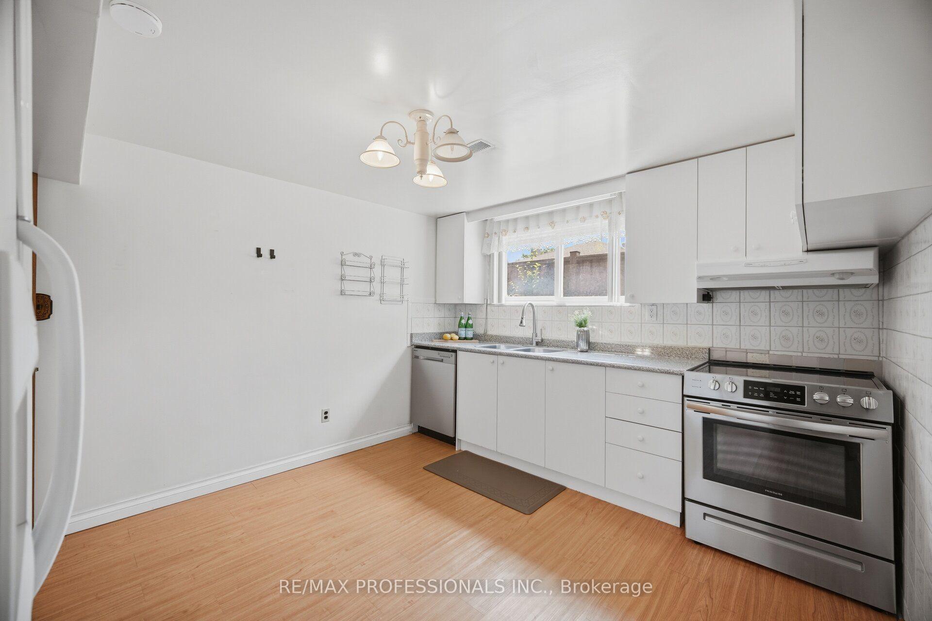 Photo 32 of 171 Regina Avenue, Toronto, Englemount-Lawrence — HOMEH