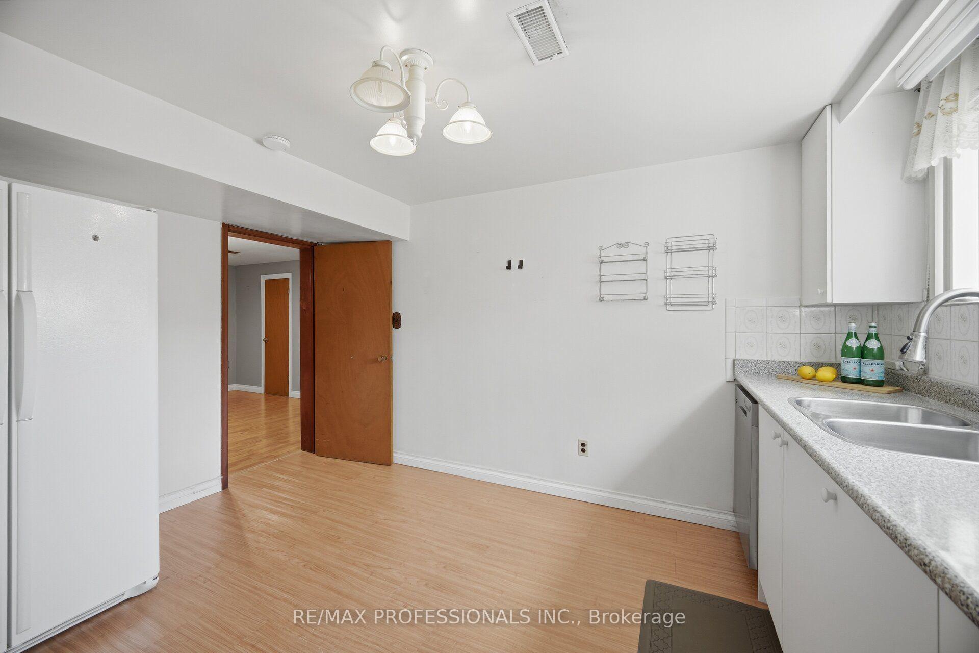 Photo 33 of 171 Regina Avenue, Toronto, Englemount-Lawrence — HOMEH