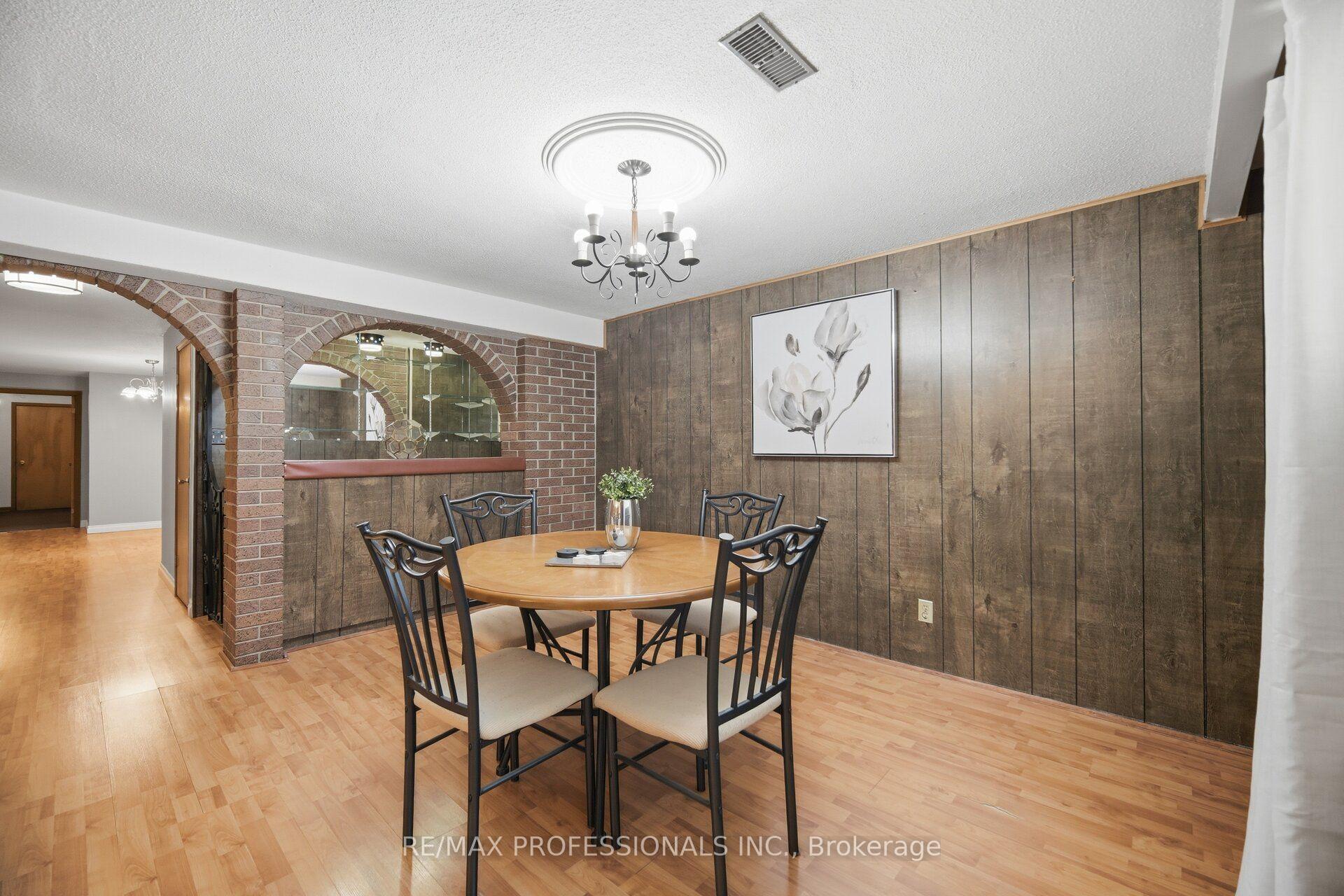 Photo 38 of 171 Regina Avenue, Toronto, Englemount-Lawrence — HOMEH