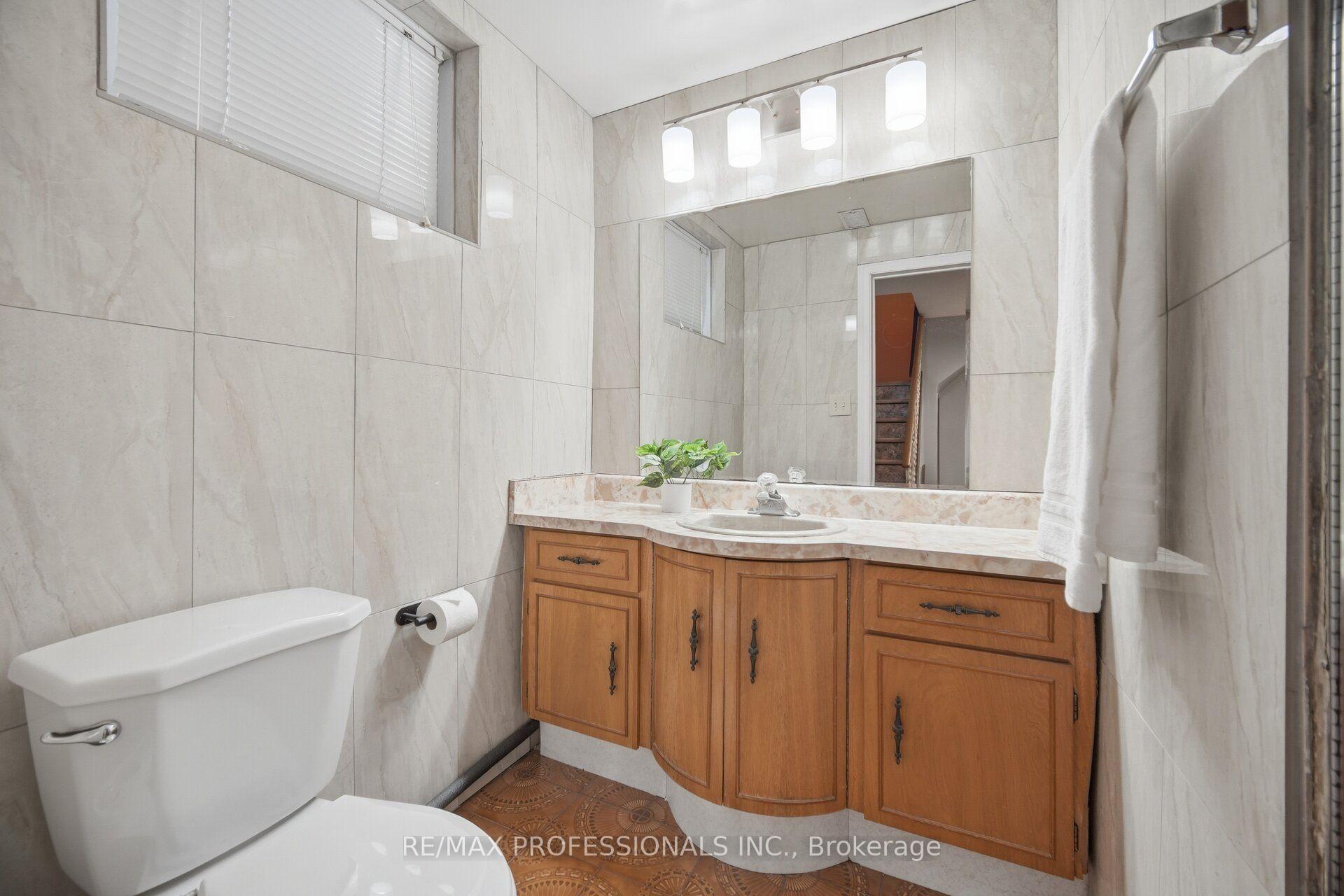 Photo 41 of 171 Regina Avenue, Toronto, Englemount-Lawrence — HOMEH