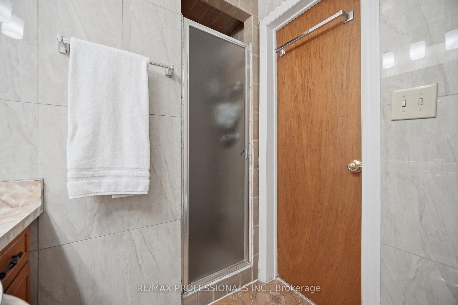 Photo 42 of 171 Regina Avenue, Toronto, Englemount-Lawrence — HOMEH