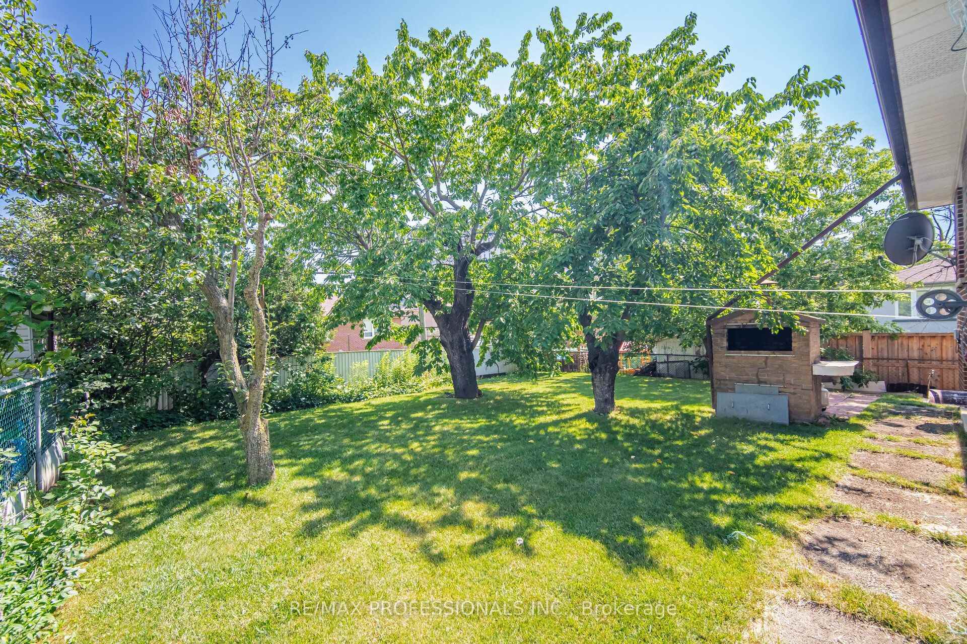 Photo 43 of 171 Regina Avenue, Toronto, Englemount-Lawrence — HOMEH