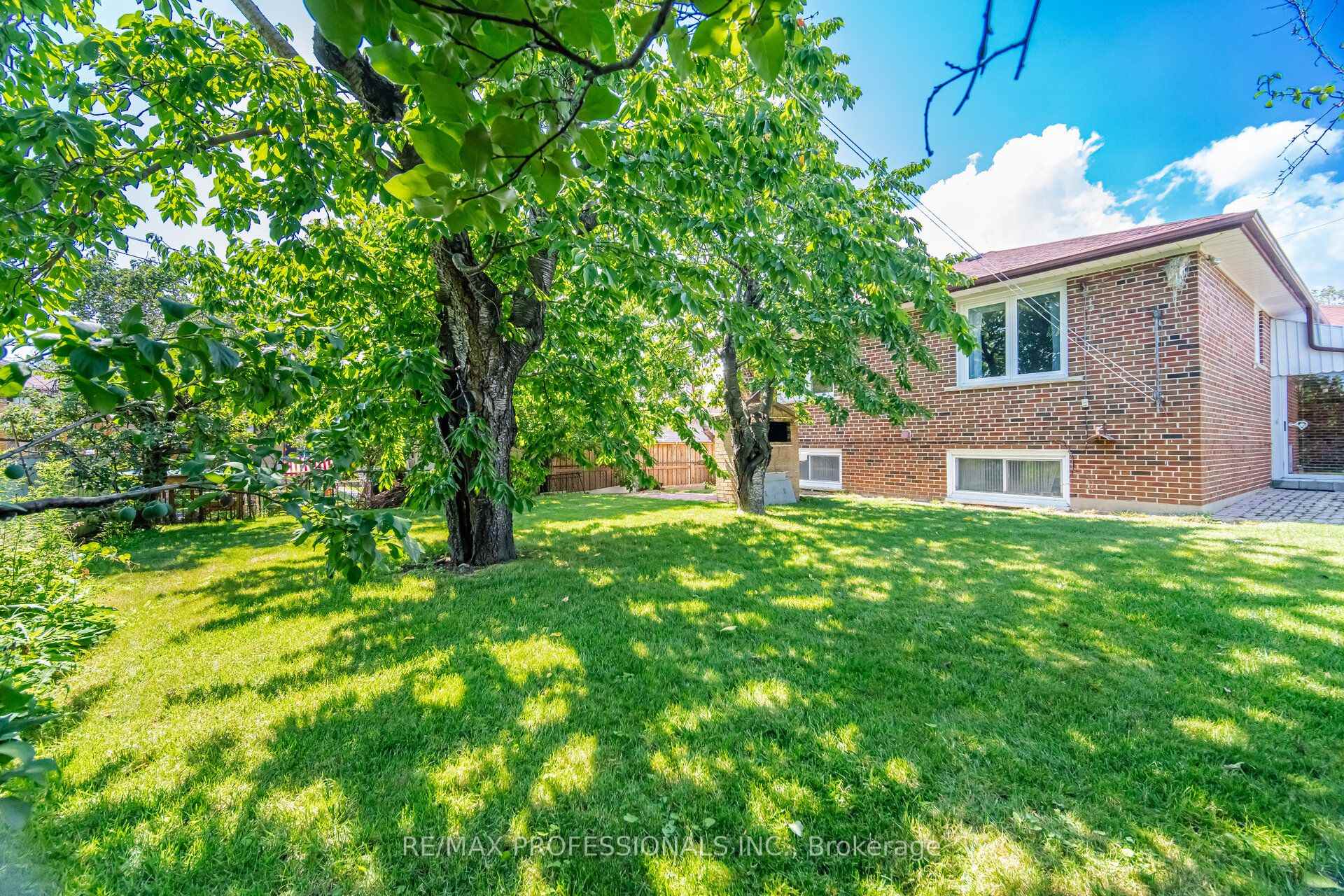 Photo 44 of 171 Regina Avenue, Toronto, Englemount-Lawrence — HOMEH