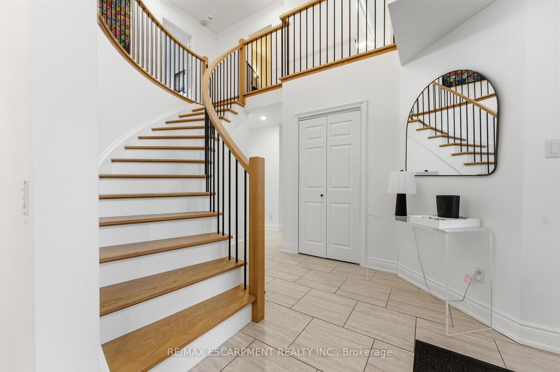 Photo 2 of 138 Miller Drive, Hamilton, Ancaster — HOMEH