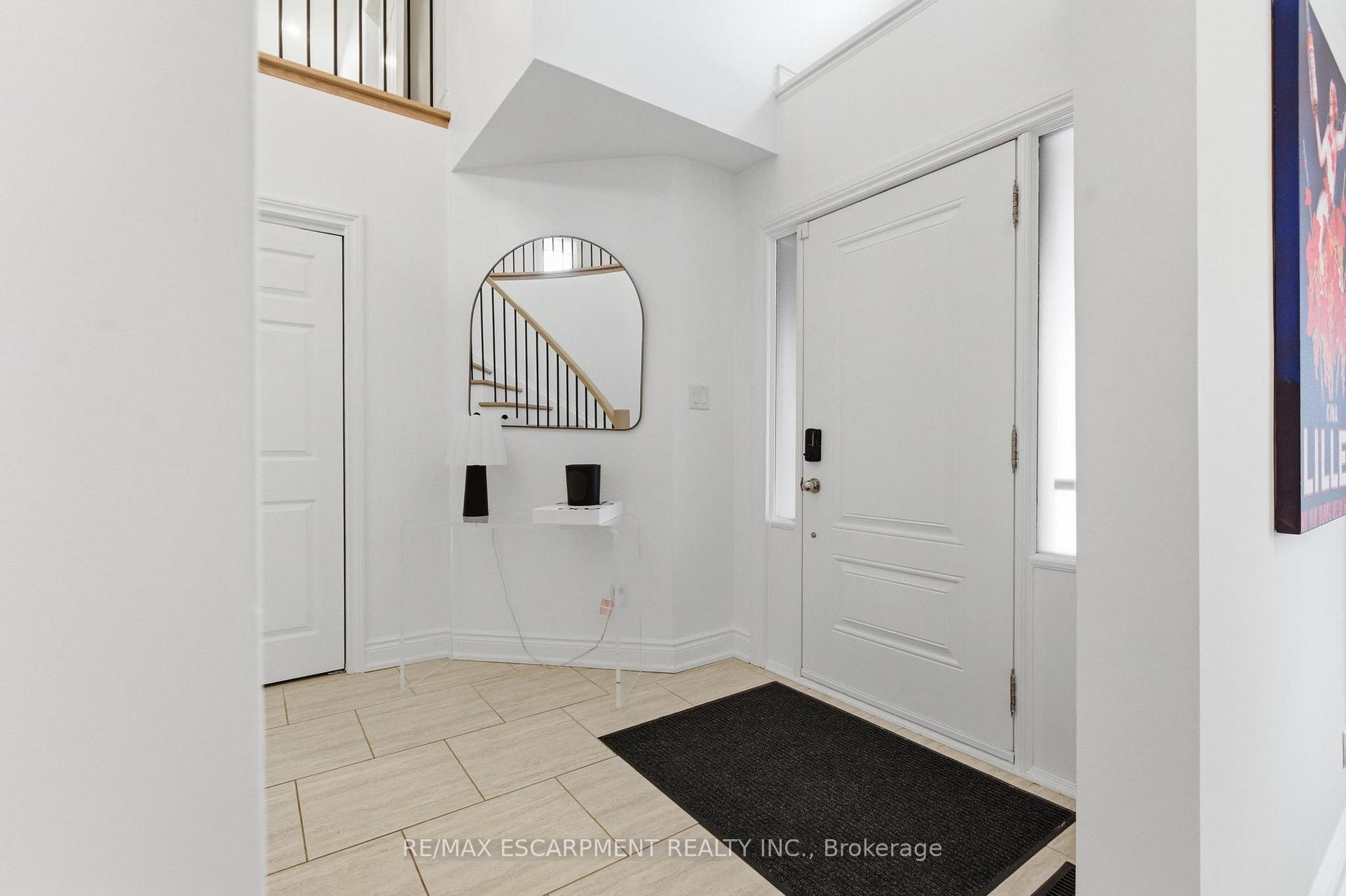 Photo 3 of 138 Miller Drive, Hamilton, Ancaster — HOMEH