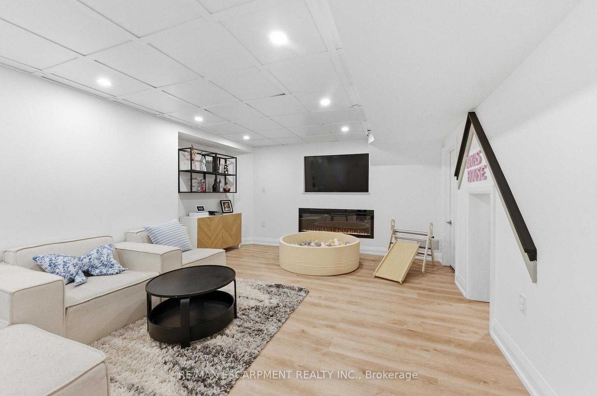 Photo 35 of 138 Miller Drive, Hamilton, Ancaster — HOMEH