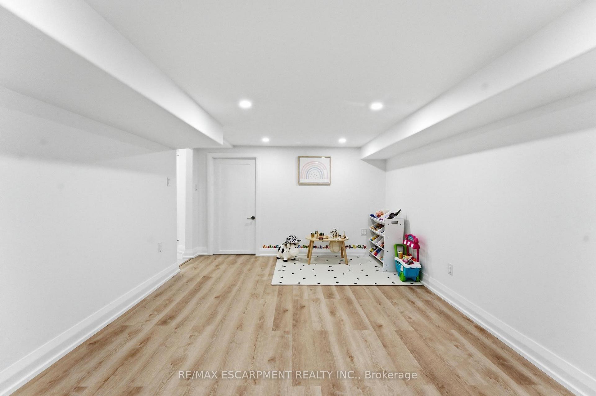 Photo 38 of 138 Miller Drive, Hamilton, Ancaster — HOMEH
