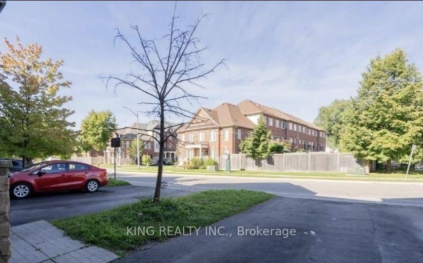 Photo 4 of 27 Denison Avenue, Brampton, Downtown Brampton — HOMEH