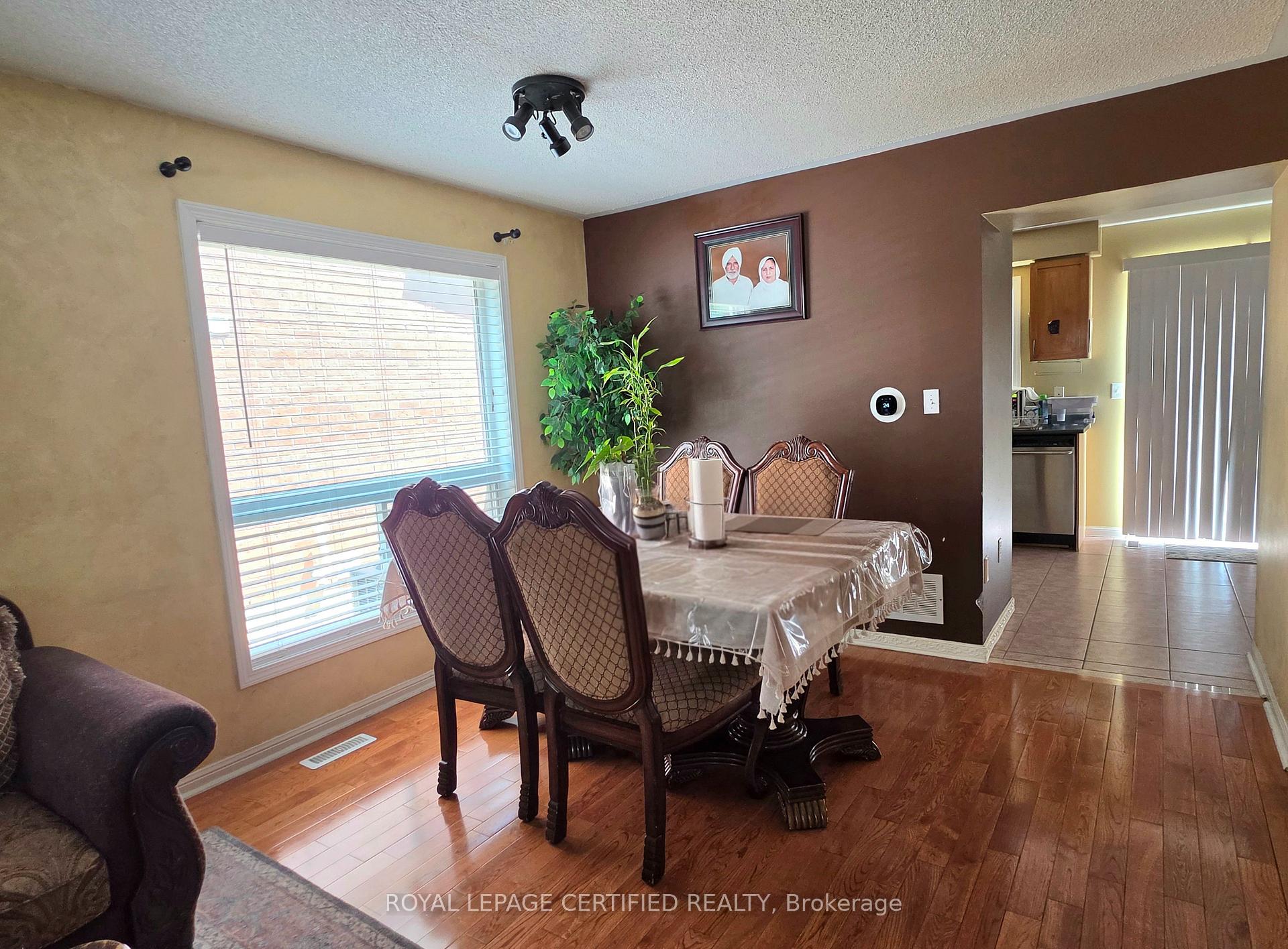 Photo 2 of 7 Penn Drive, Brampton, Fletcher's Meadow — HOMEH