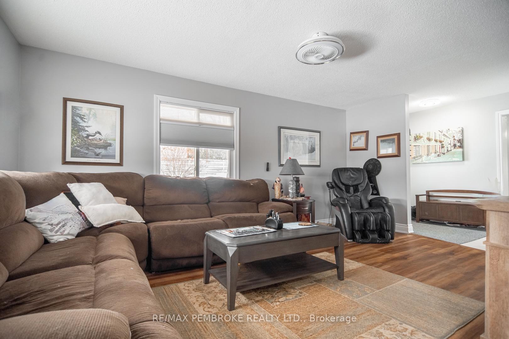 Photo 5 of 61 Doran Road, Petawawa, Petawawa — HOMEH