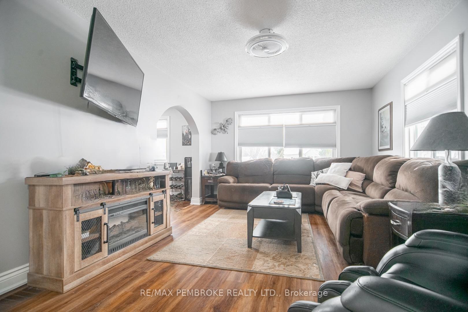 Photo 6 of 61 Doran Road, Petawawa, Petawawa — HOMEH