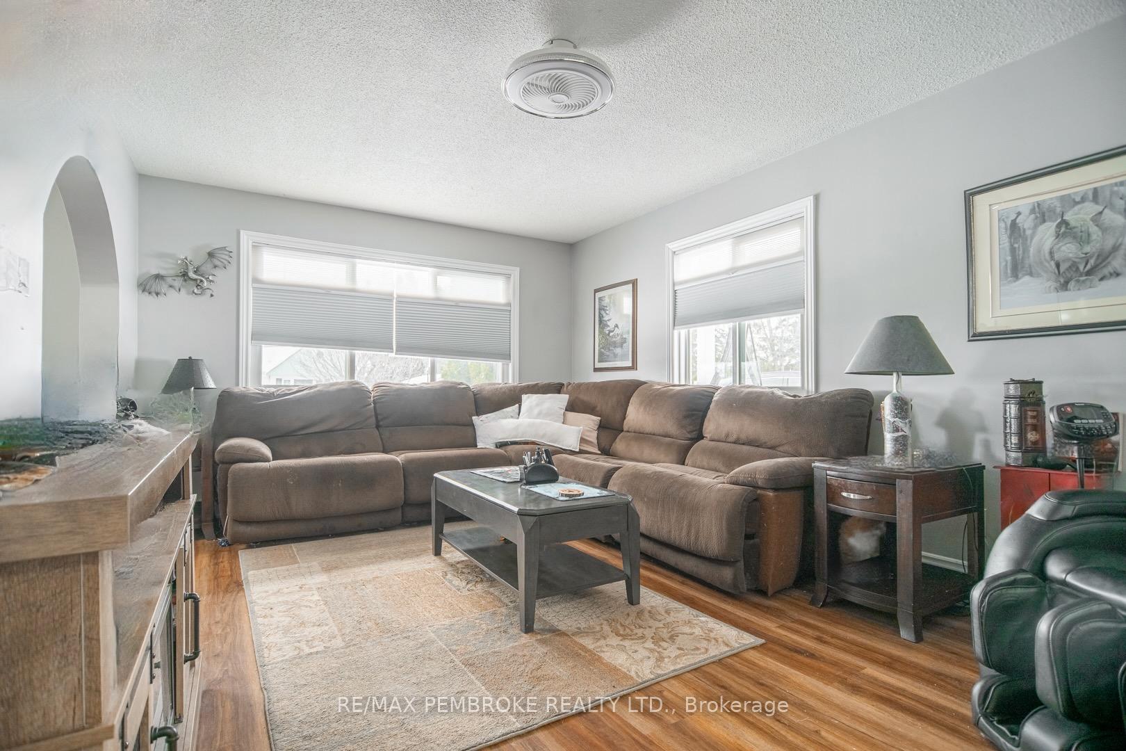 Photo 7 of 61 Doran Road, Petawawa, Petawawa — HOMEH
