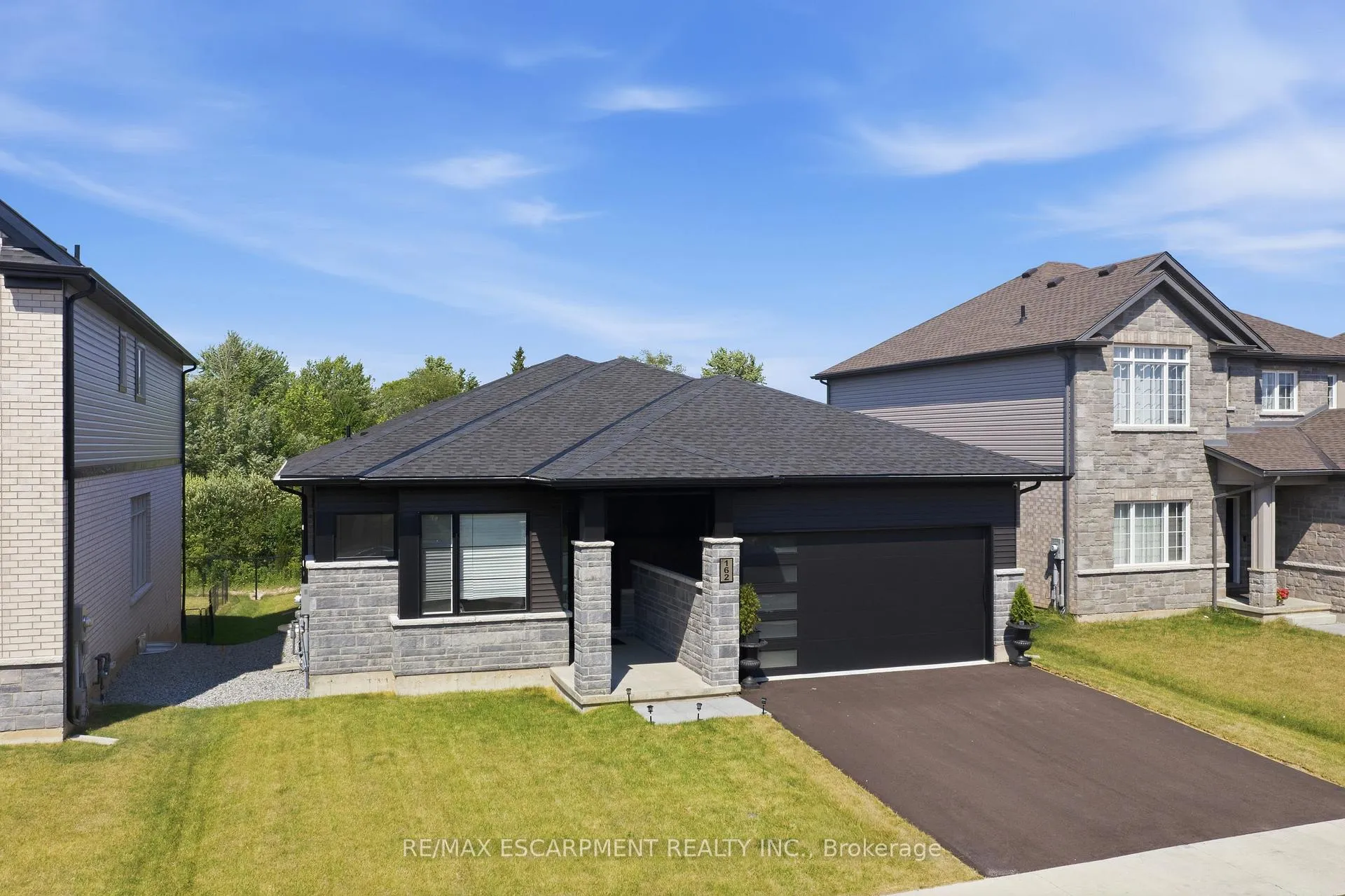Photo 2 of 162 Westcott Road, Welland, West Welland — HOMEH