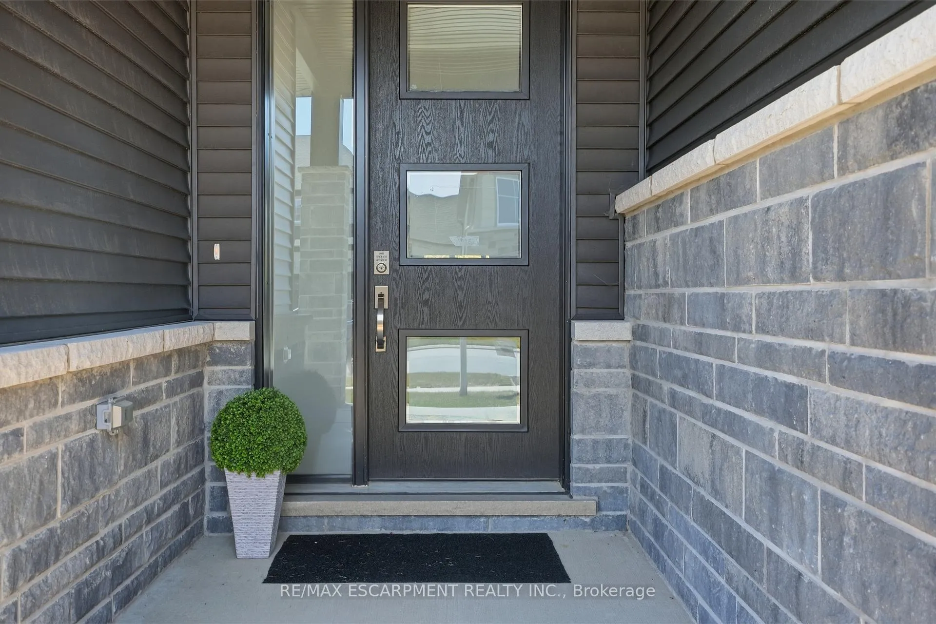 Photo 3 of 162 Westcott Road, Welland, West Welland — HOMEH