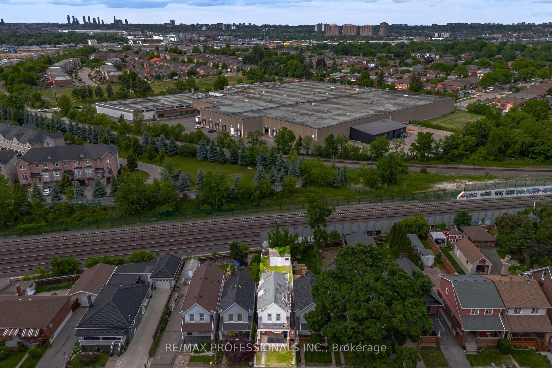 Photo 4 of 39 Holley Avenue, North York, Weston — HOMEH