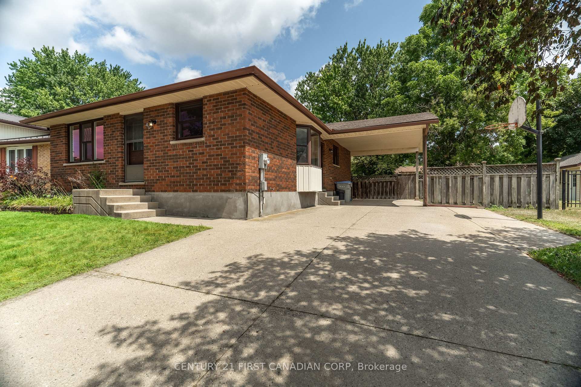 Photo 2 of 45 Westgate Avenue, Strathroy-Caradoc, SW — HOMEH