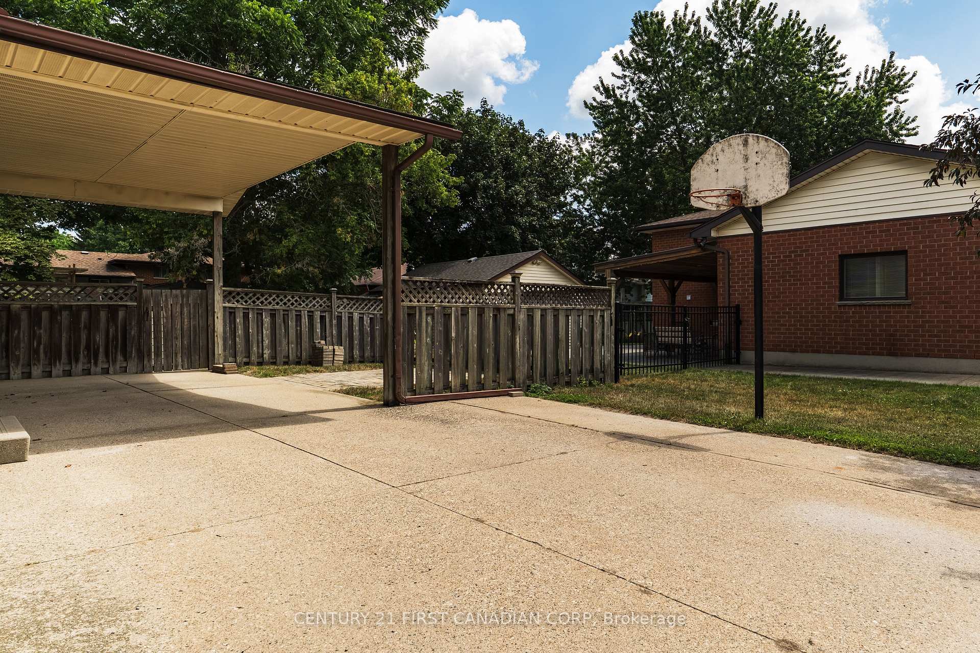 Photo 3 of 45 Westgate Avenue, Strathroy-Caradoc, SW — HOMEH