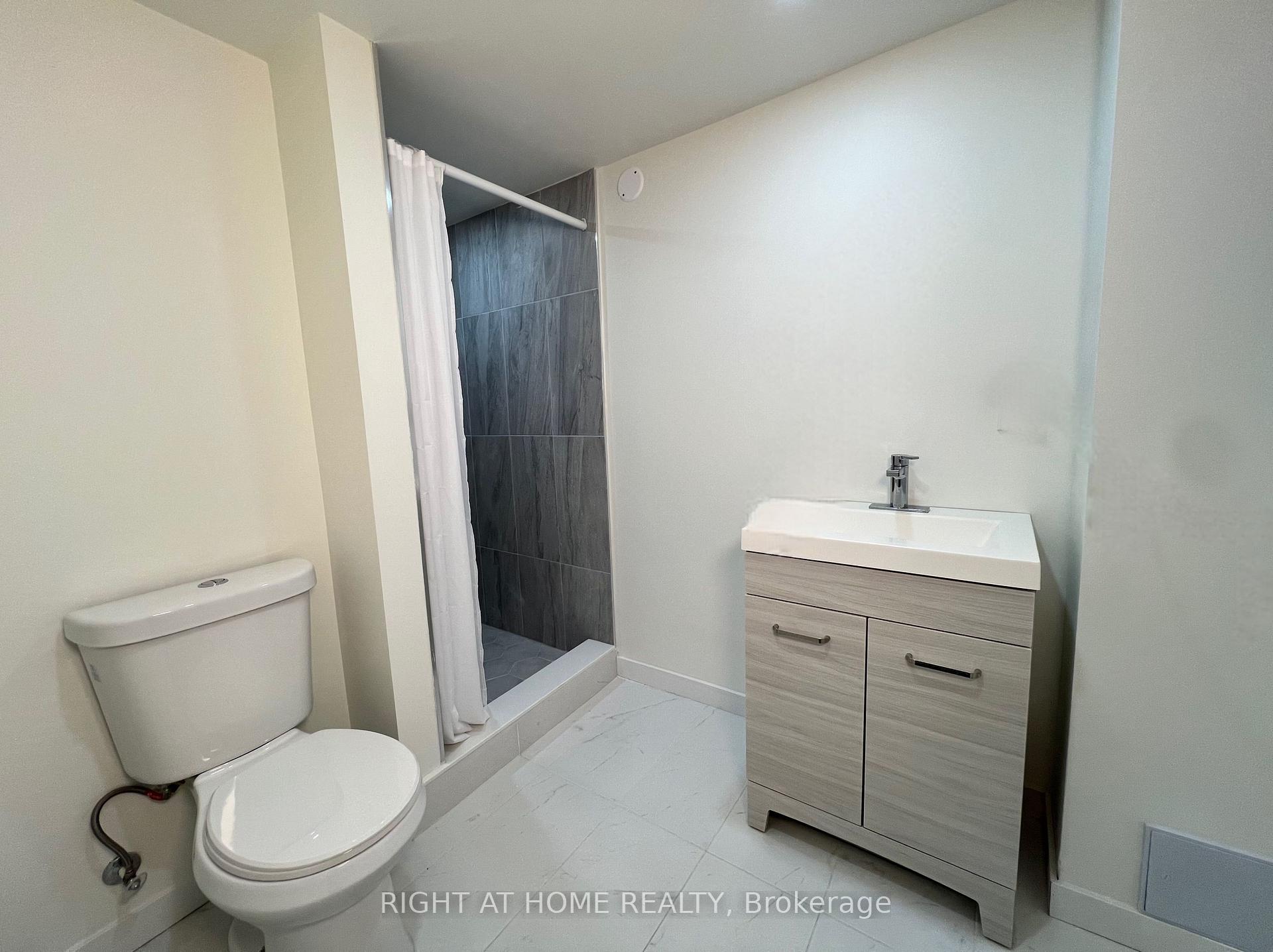 Photo 2 of Unit lower2, 62 Mcclenny Drive, Aurora, Aurora Highlands — HOMEH