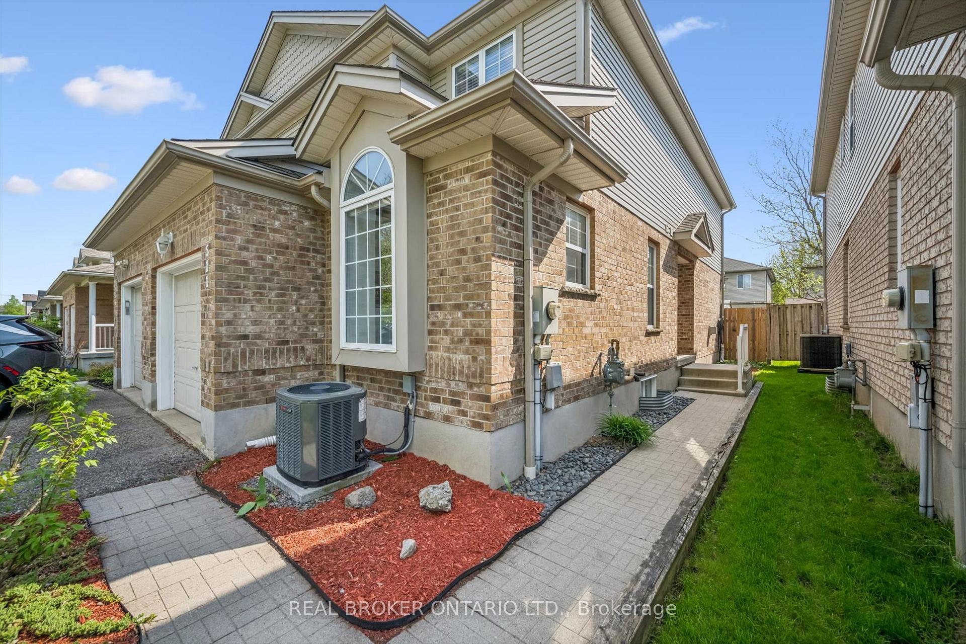 Photo 3 of 511 Dansbury Drive, Waterloo, Lexington — HOMEH