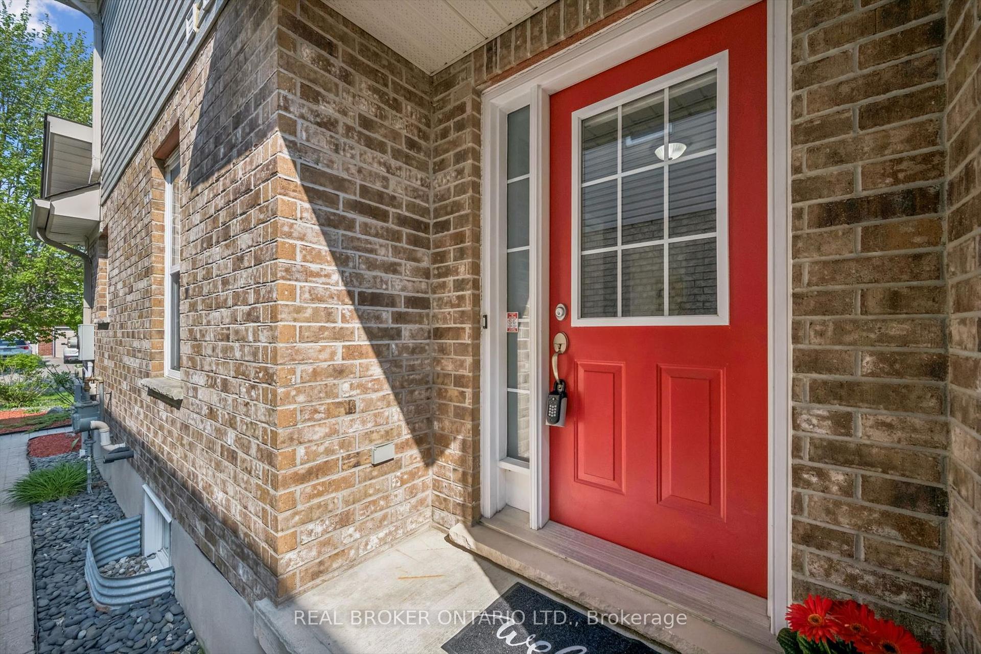 Photo 4 of 511 Dansbury Drive, Waterloo, Lexington — HOMEH