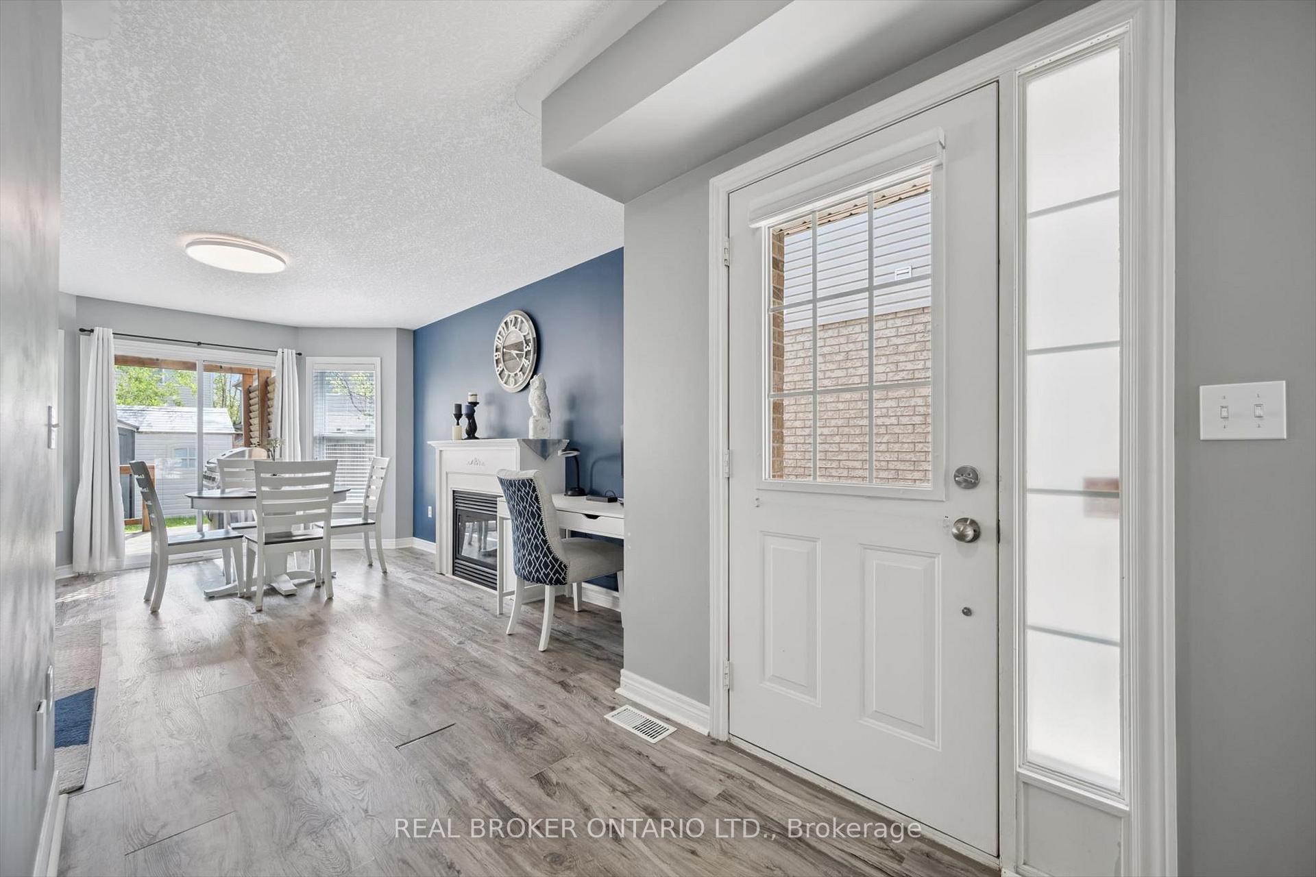 Photo 5 of 511 Dansbury Drive, Waterloo, Lexington — HOMEH