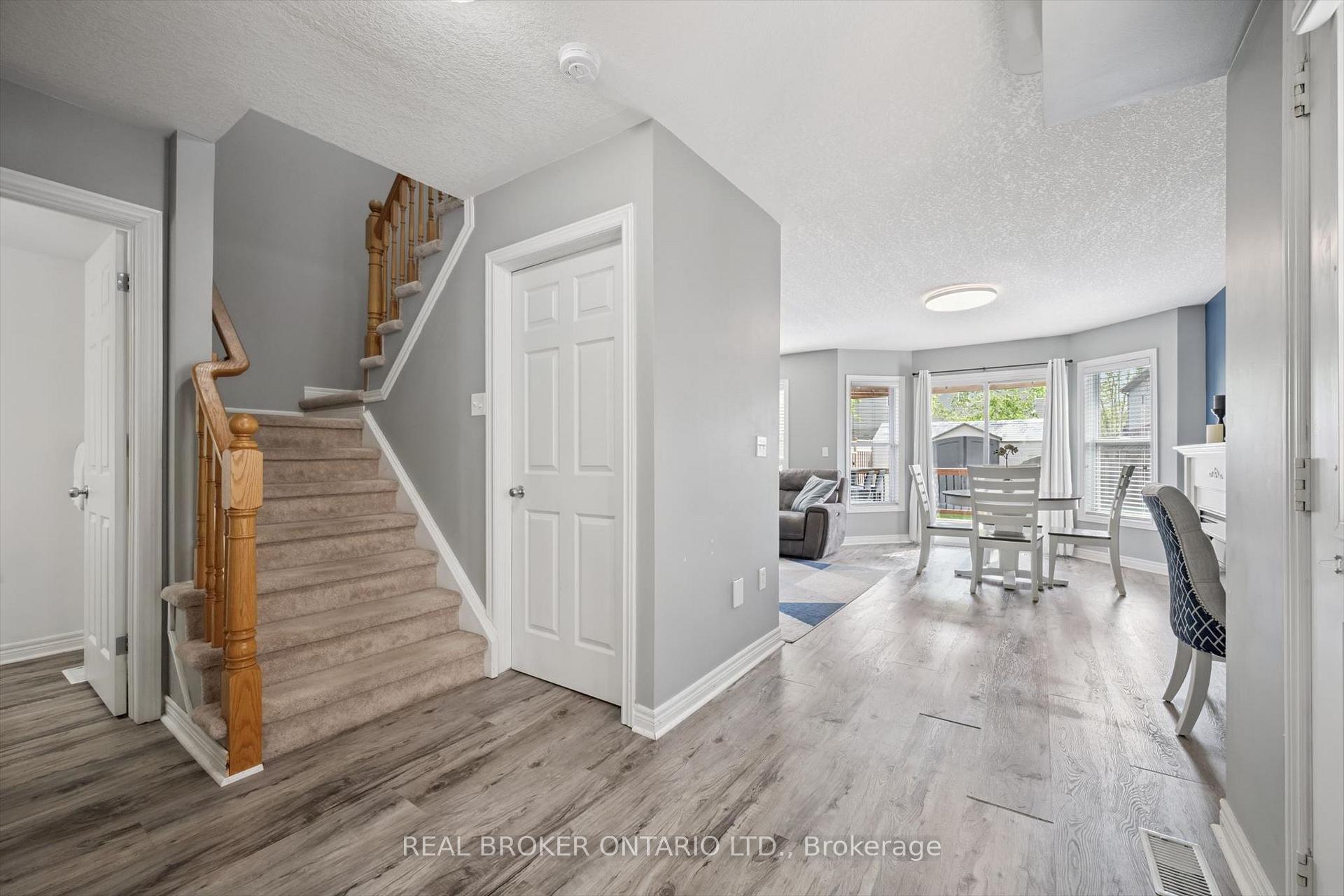 Photo 6 of 511 Dansbury Drive, Waterloo, Lexington — HOMEH