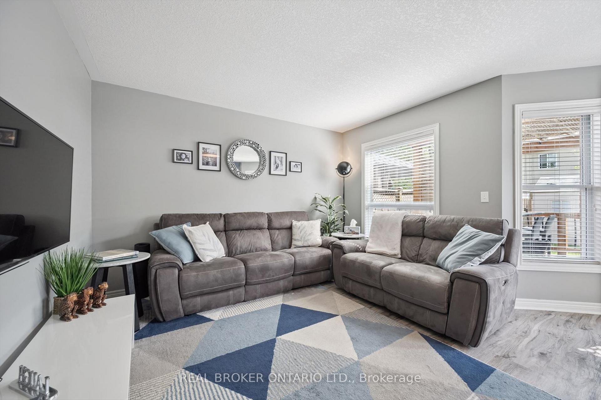 Photo 10 of 511 Dansbury Drive, Waterloo, Lexington — HOMEH