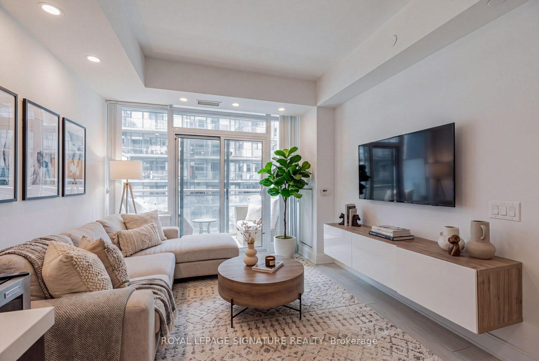 Front of Unit 1534, 525 Adelaide Street W