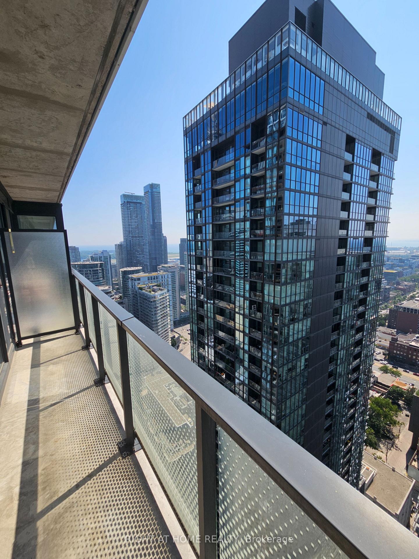Photo 5 of Unit 4308, 115 Blue Jays Way, Toronto, Waterfront Communities — HOMEH