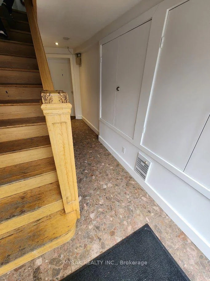 Photo 3 of 427 Crawford Street, Toronto, Palmerston-Little Italy — HOMEH