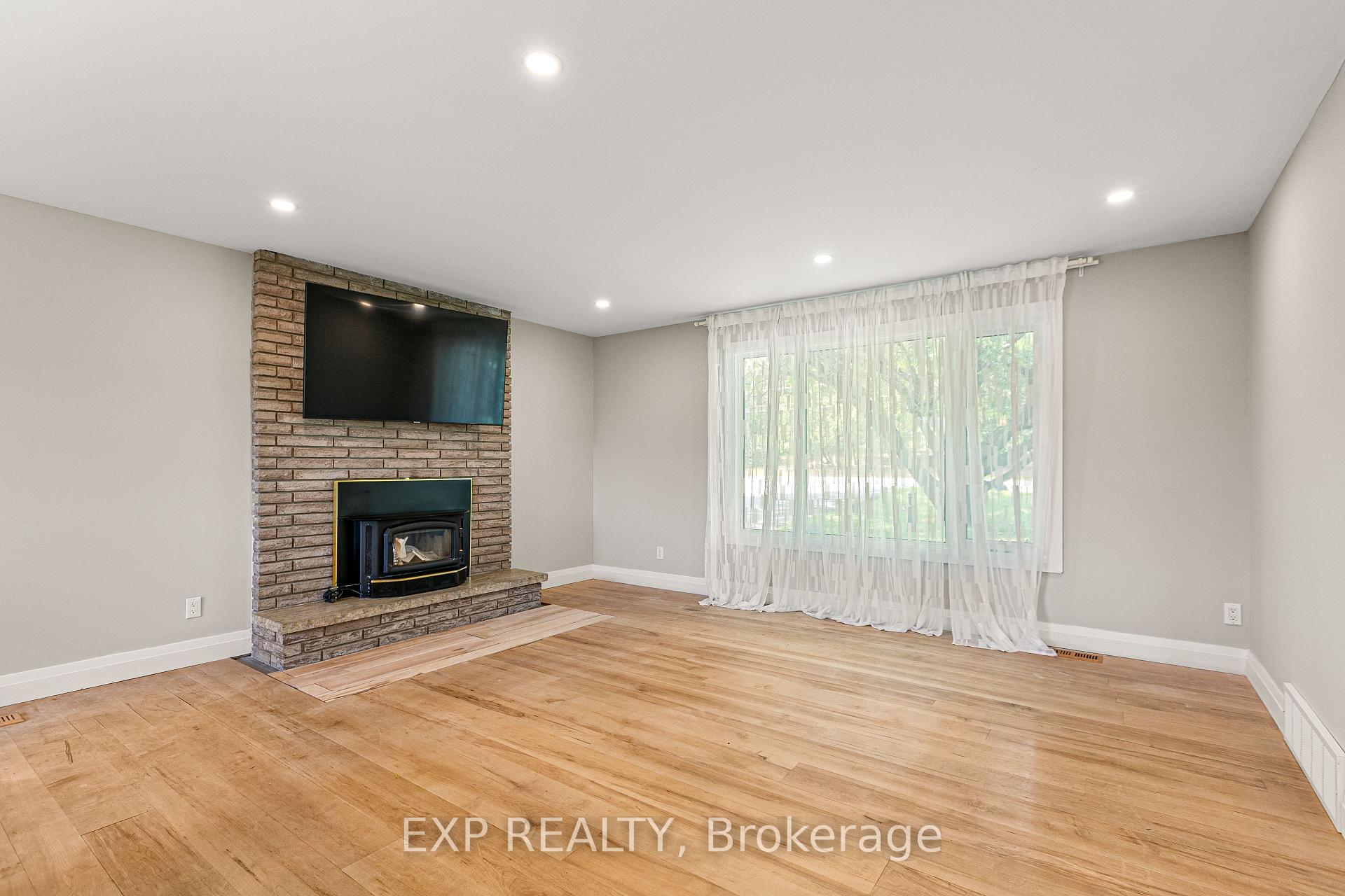 Photo 6 of 10 Queen Anne Crescent, Ottawa, Barrhaven East — HOMEH