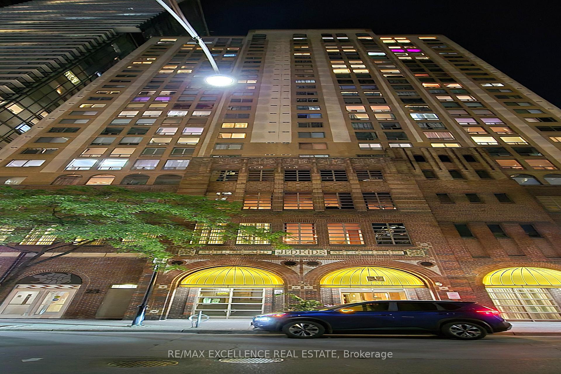 Front of Unit 809, 25 Grenville Street
