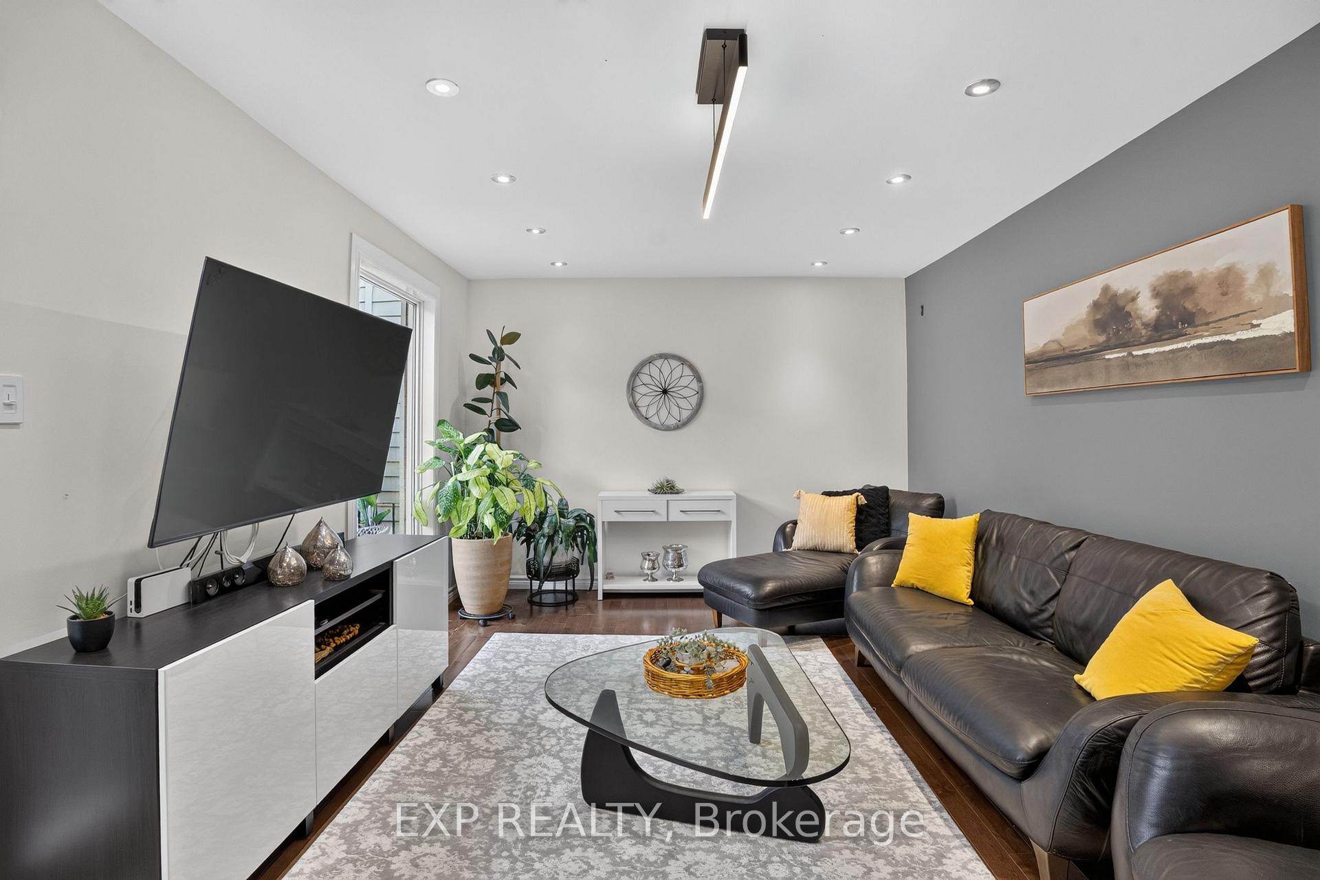 Photo 3 of 2490 Regina Street, Ottawa, Lincoln Heights — HOMEH