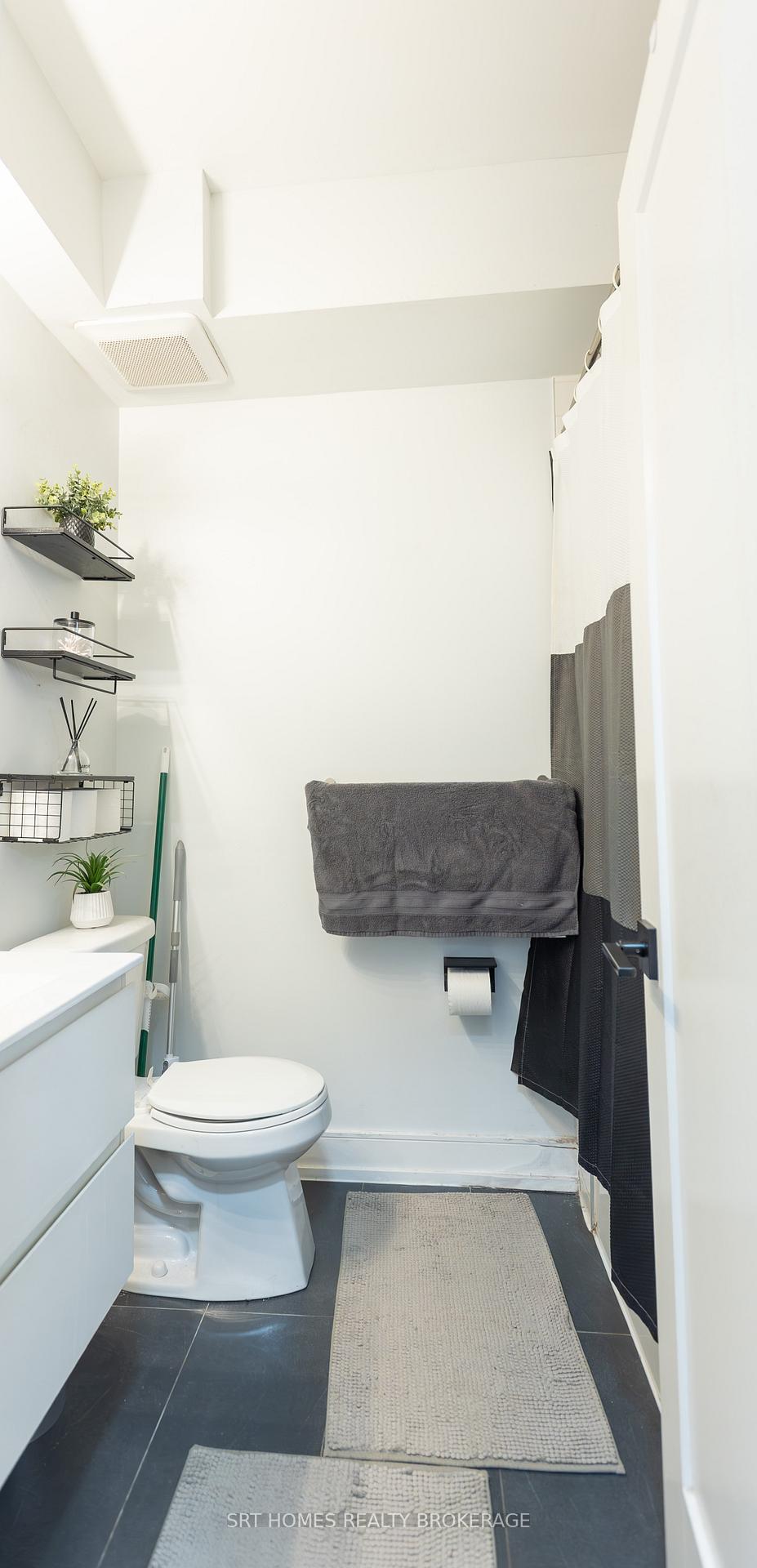 Photo 22 of Unit 3, 1321 Gerrard Street E, Toronto, Greenwood-Coxwell — HOMEH