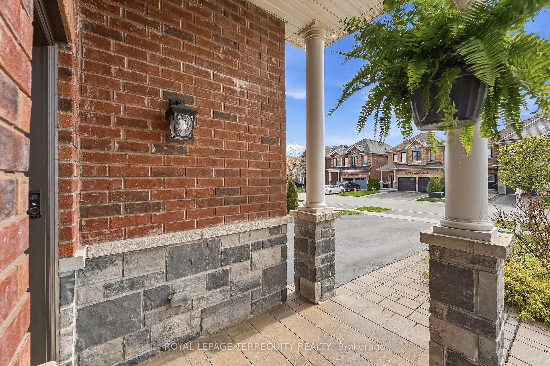Photo 4 of 144 Underwood Drive, Whitby, Brooklin — HOMEH