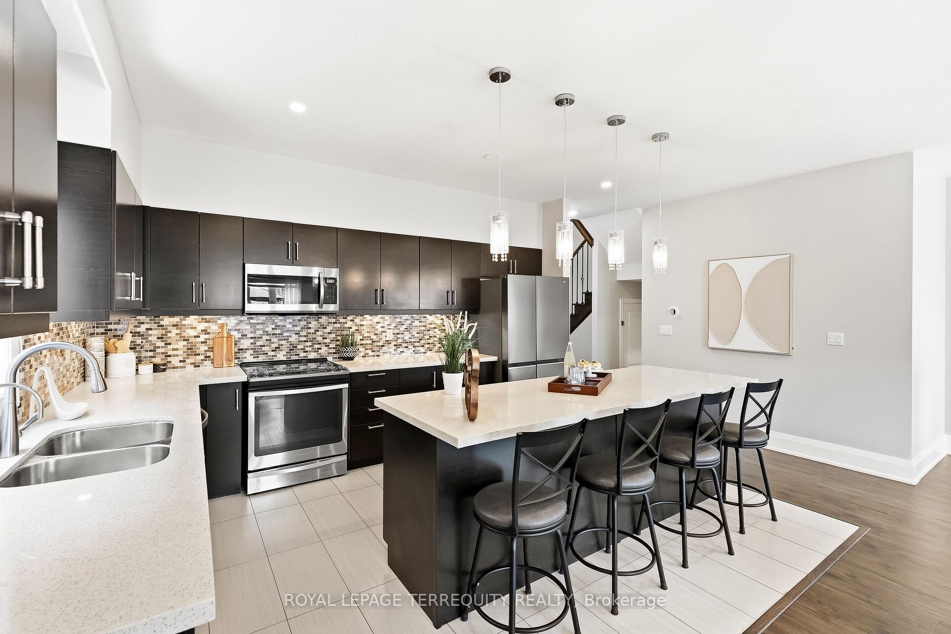 Photo 15 of 144 Underwood Drive, Whitby, Brooklin — HOMEH