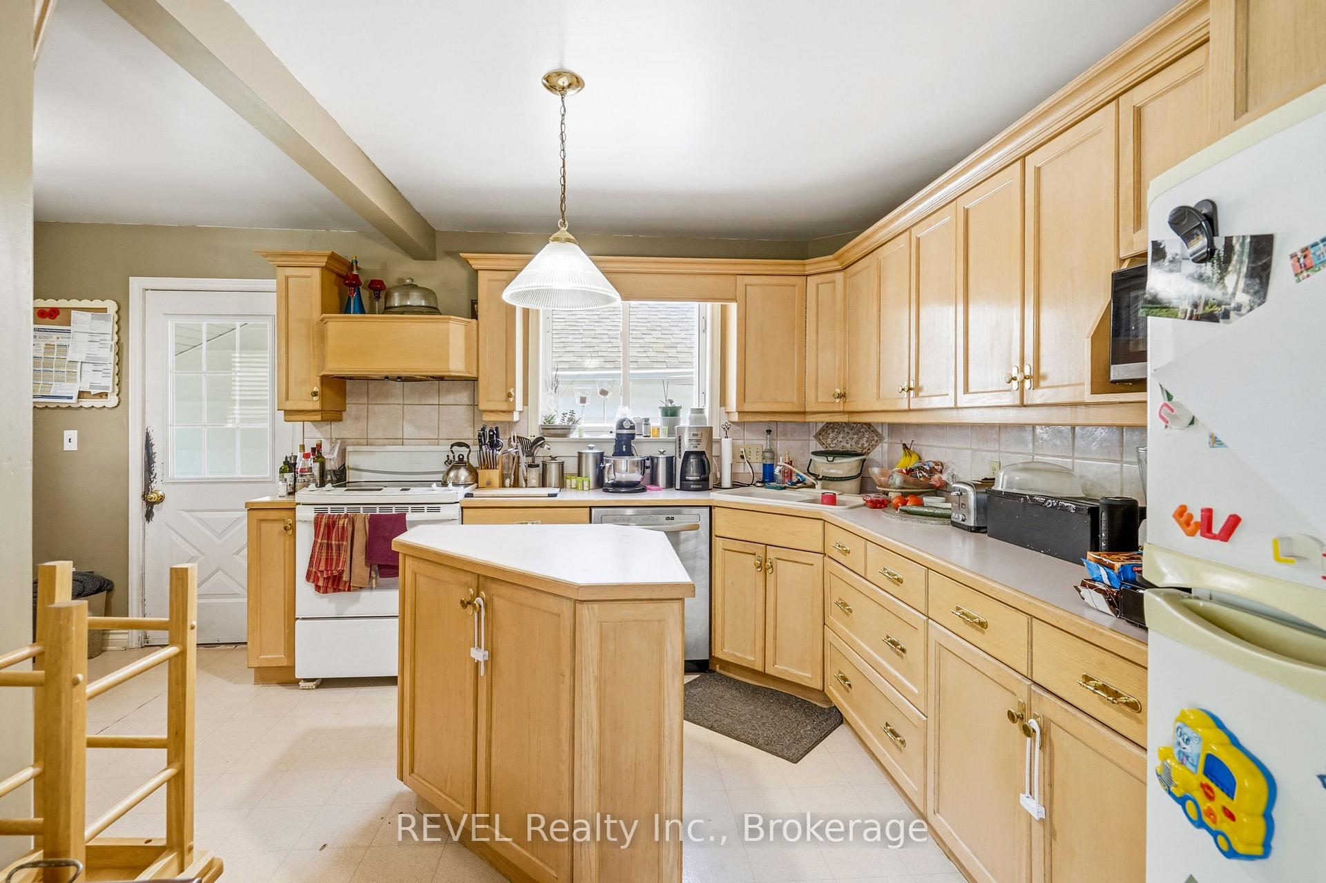 Photo 9 of 136 Powerview Avenue, St. Catharines, Western Hill — HOMEH