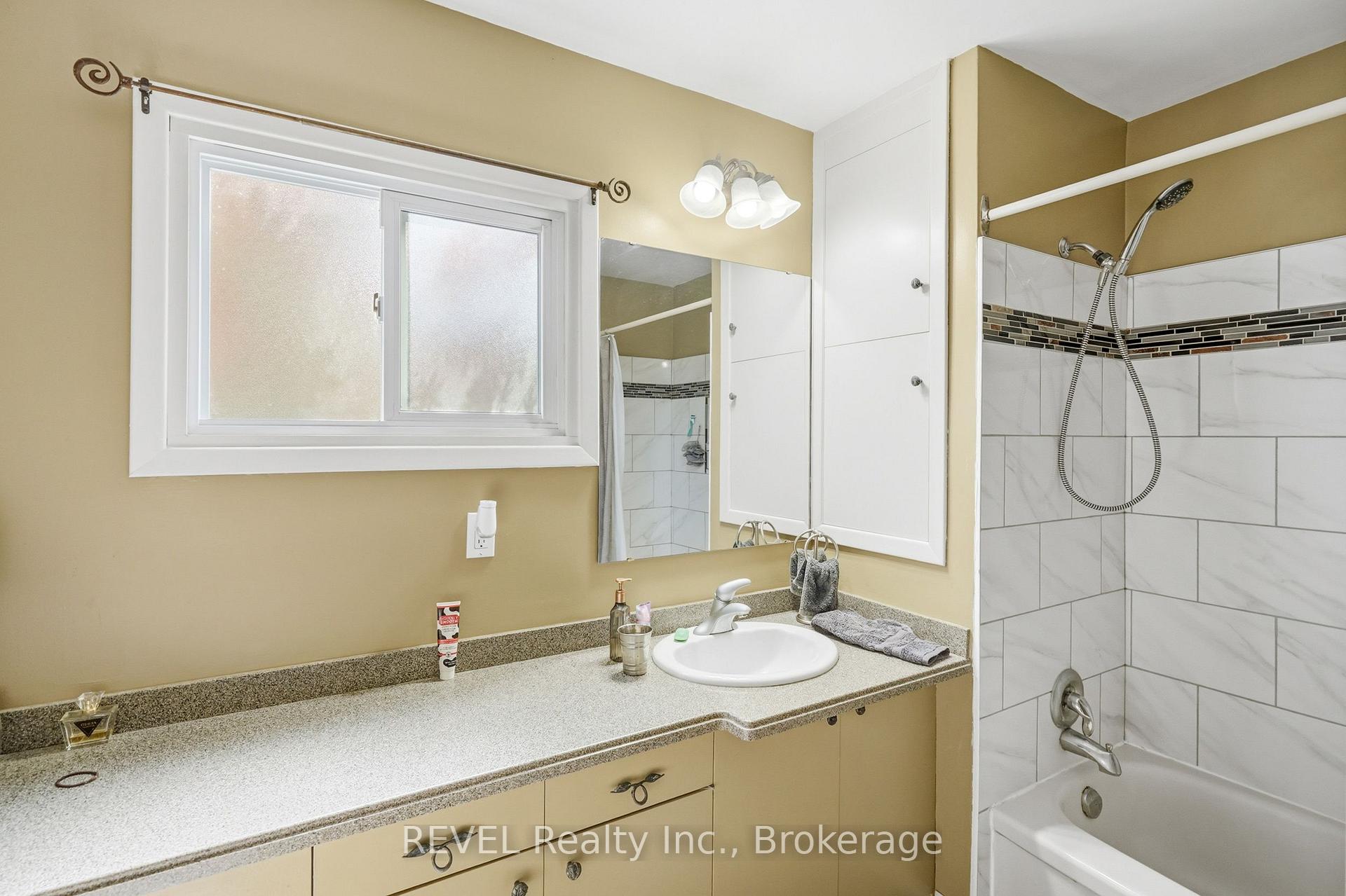 Photo 12 of 136 Powerview Avenue, St. Catharines, Western Hill — HOMEH