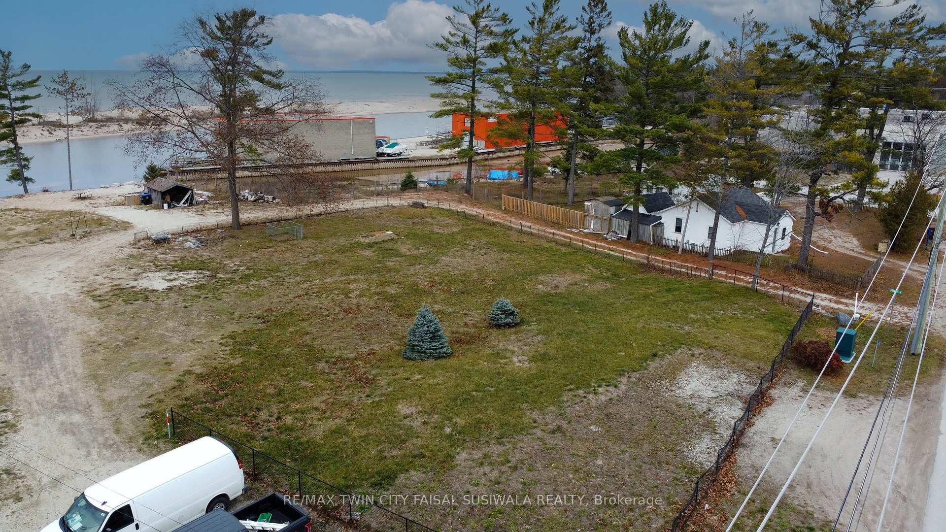 Photo 5 of Unit B, 326 River Road, Wasaga Beach — HOMEH