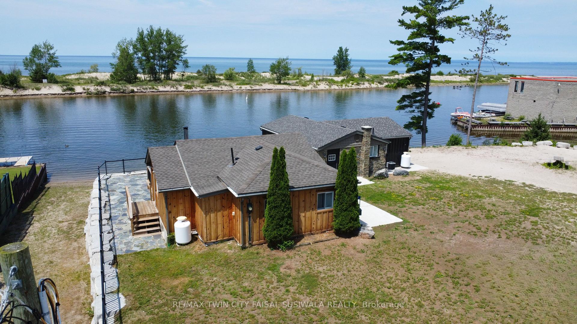 Photo 4 of 2 Browns Lane, Wasaga Beach — HOMEH