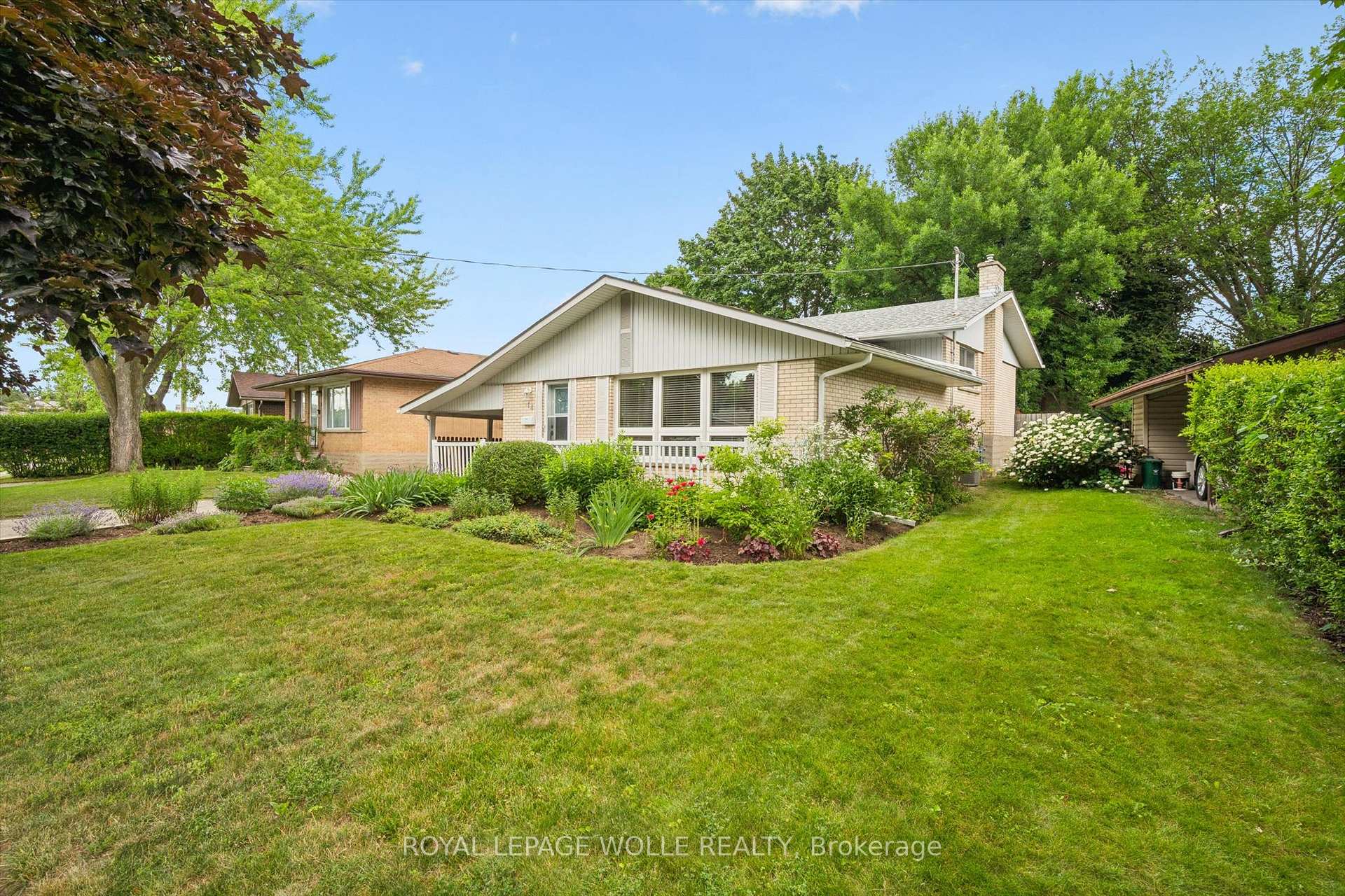 Photo 3 of 14 Ruskview Road, Kitchener, Forest Hill — HOMEH