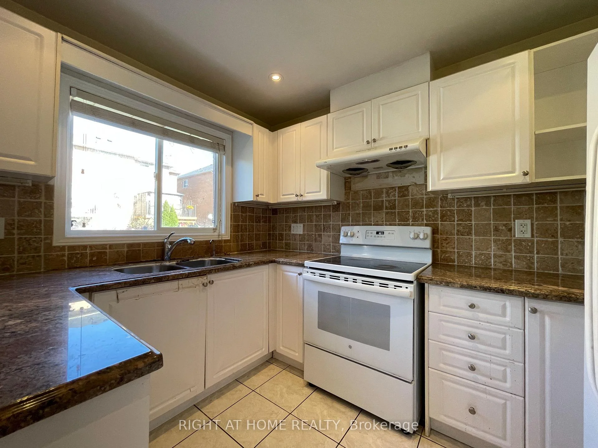 Photo 21 of 106 Novella Road, Vaughan, Patterson — HOMEH