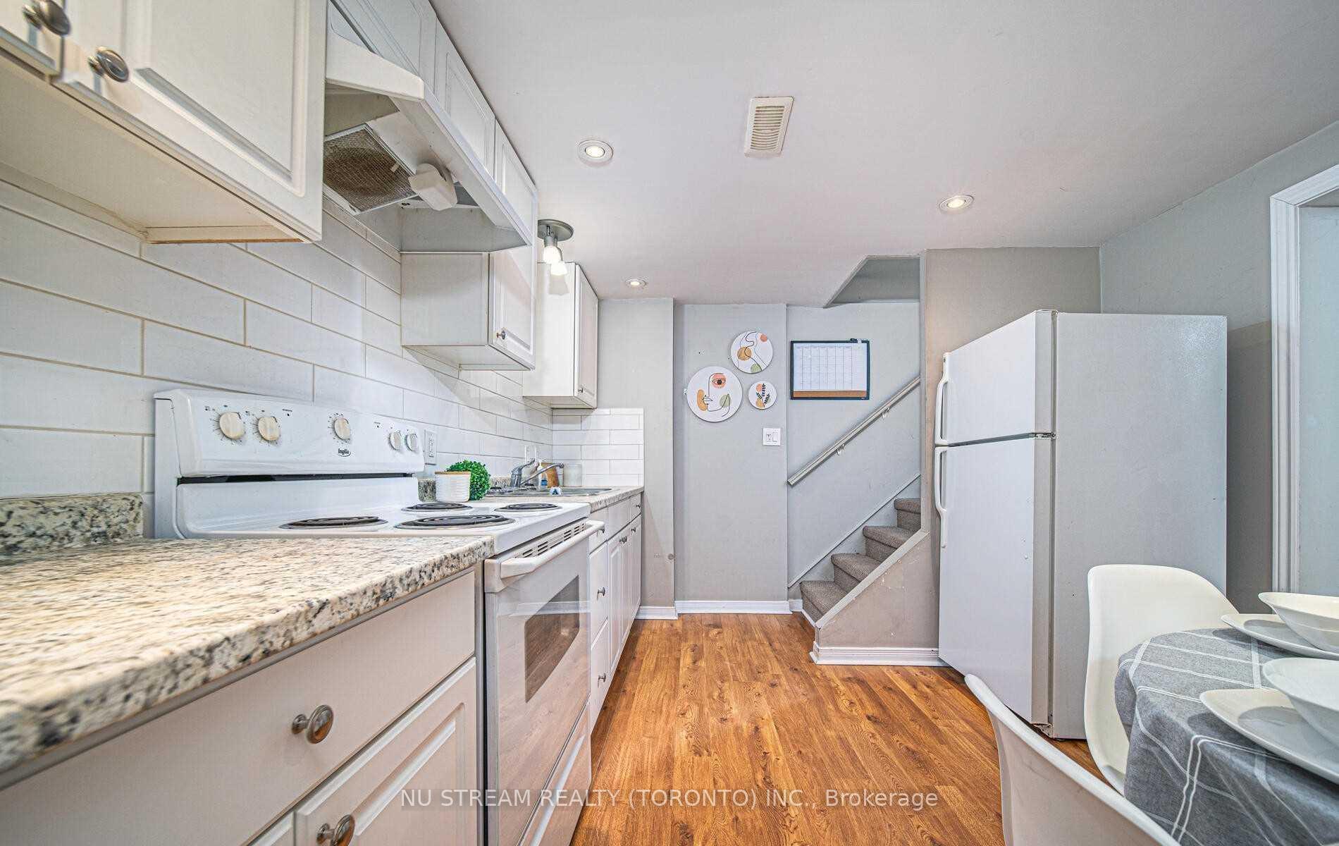 Photo 3 of 901 Lilac Terrace, Whitby, Downtown Whitby — HOMEH