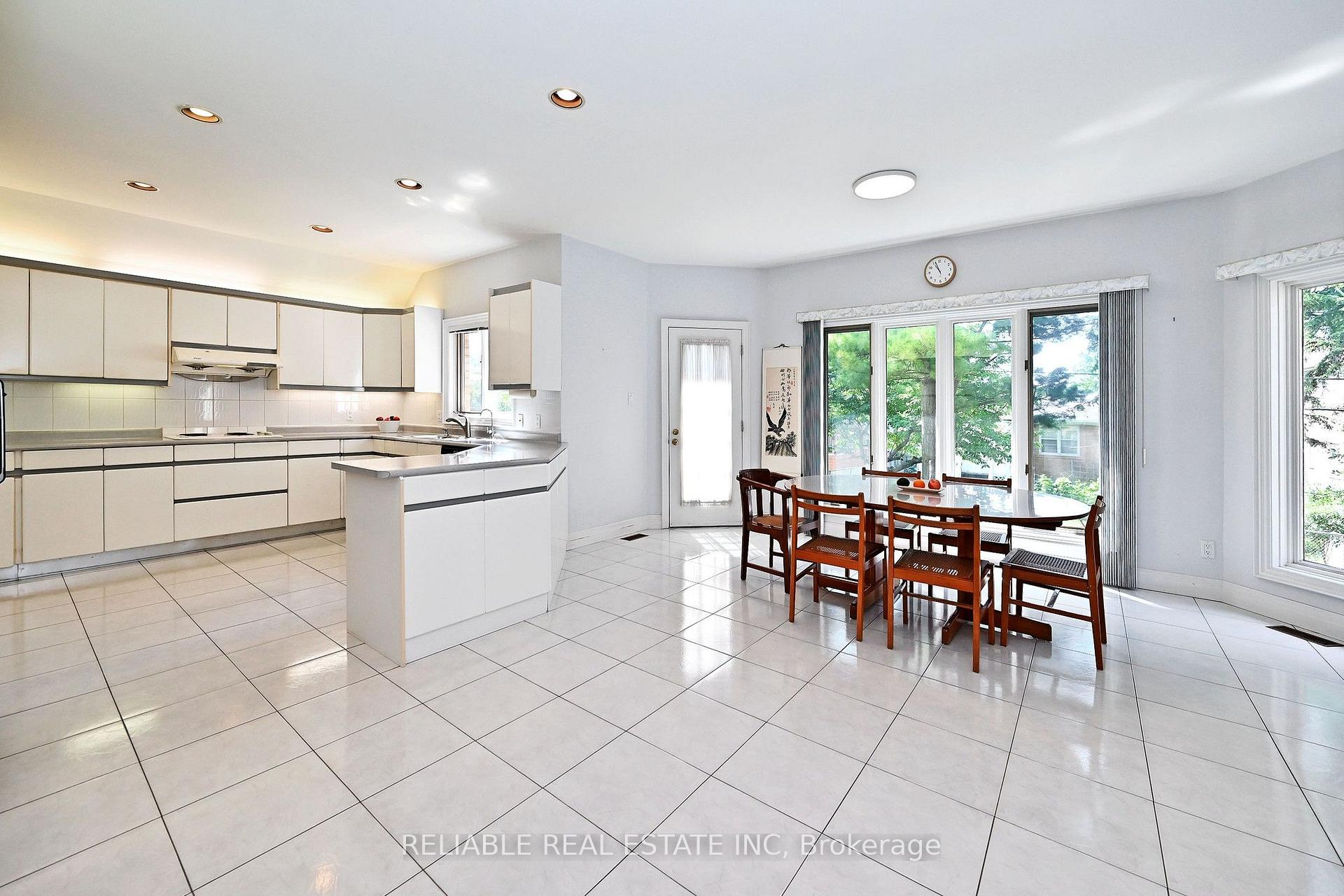Photo 10 of 209 Alfred Avenue, North York, Willowdale East — HOMEH