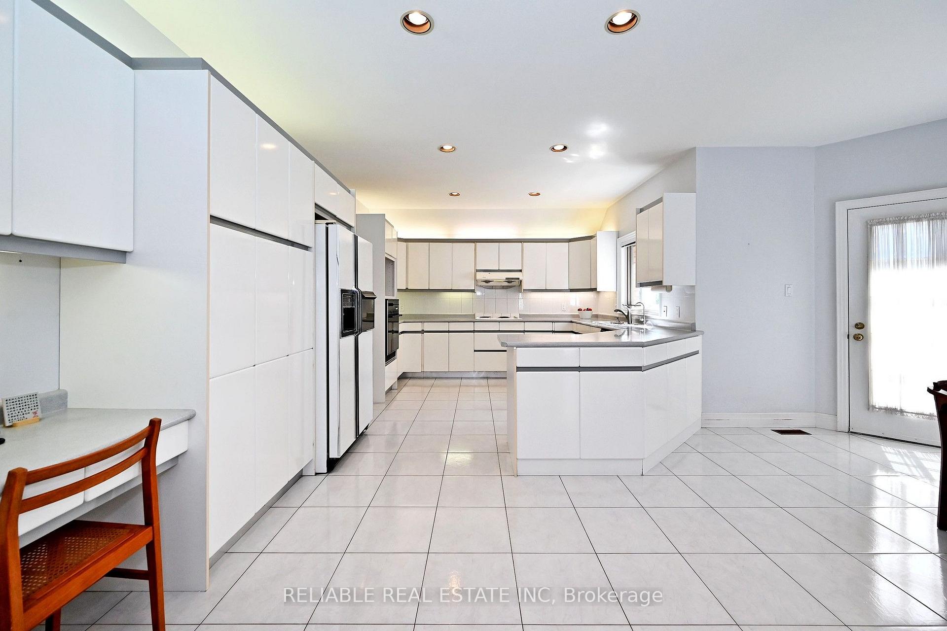 Photo 11 of 209 Alfred Avenue, North York, Willowdale East — HOMEH