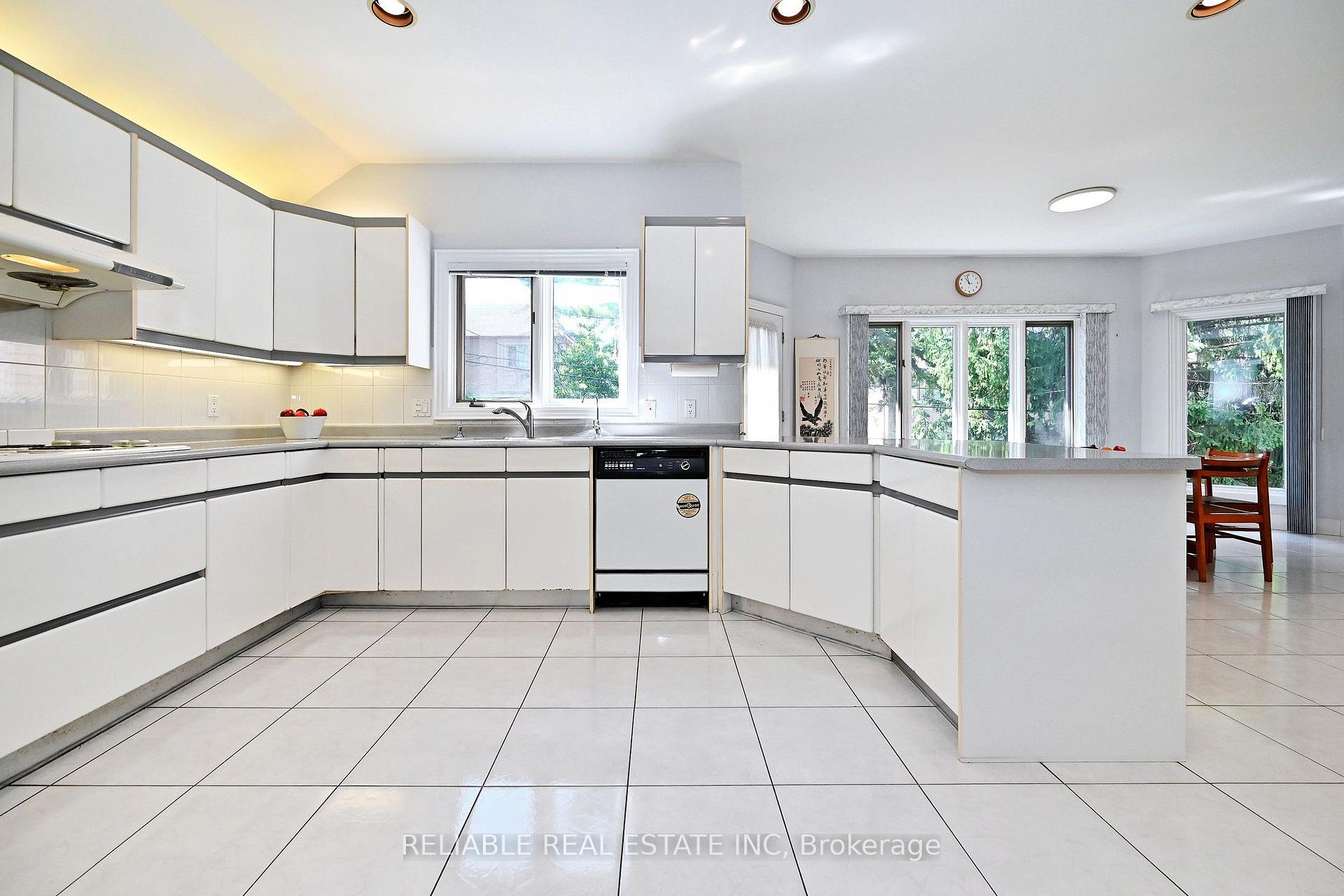 Photo 12 of 209 Alfred Avenue, North York, Willowdale East — HOMEH