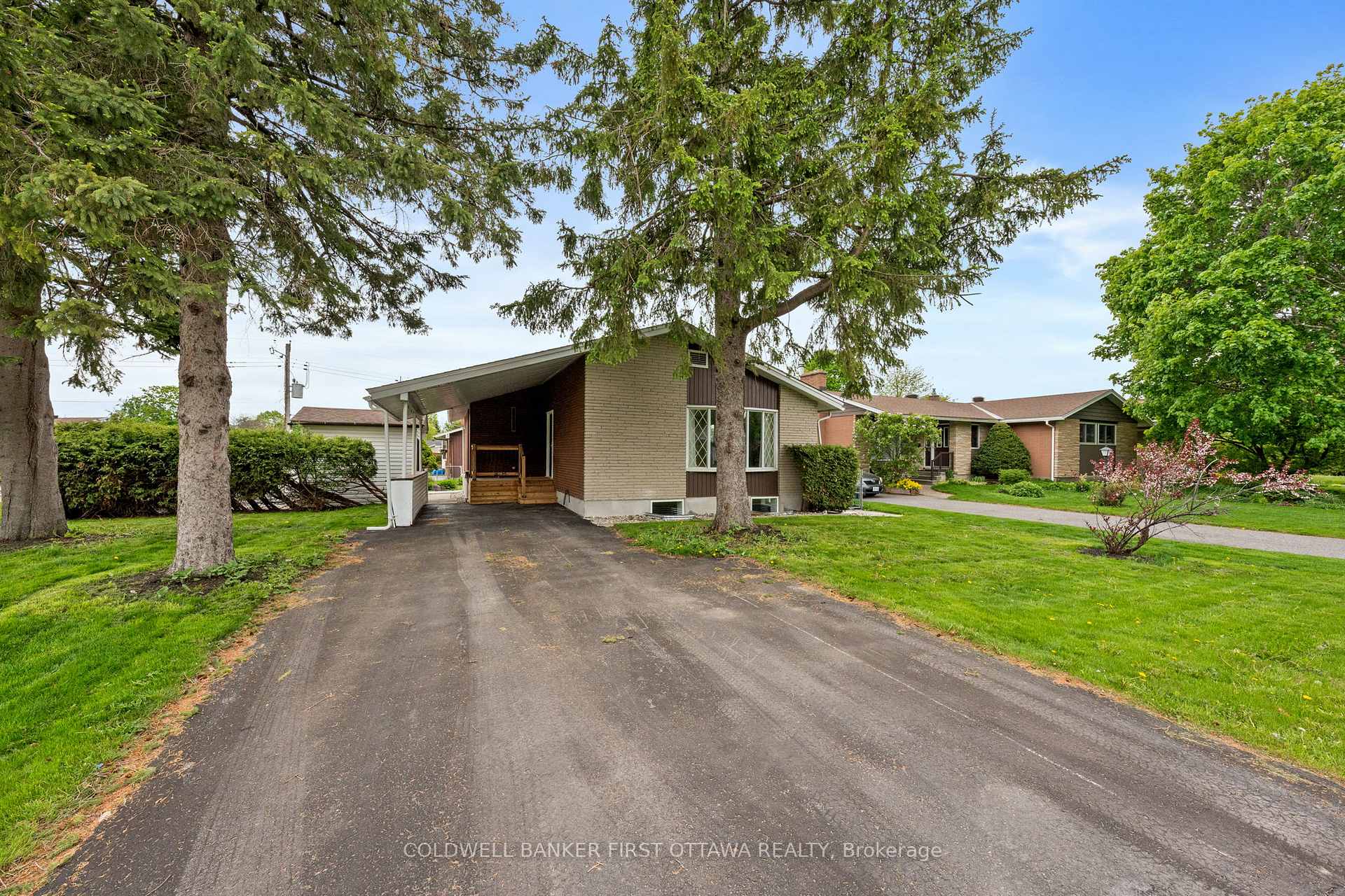 Photo 2 of 26 Spring Garden Avenue, Ottawa, Meadowlands/Crestview — HOMEH